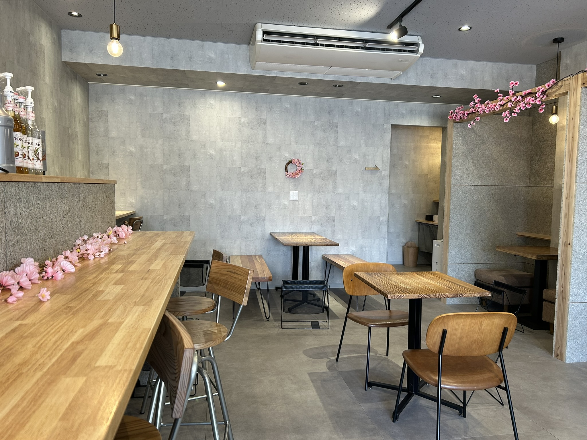 COWRITE COFFEEの温かみのある店内、落ち着いた雰囲気のカフェ