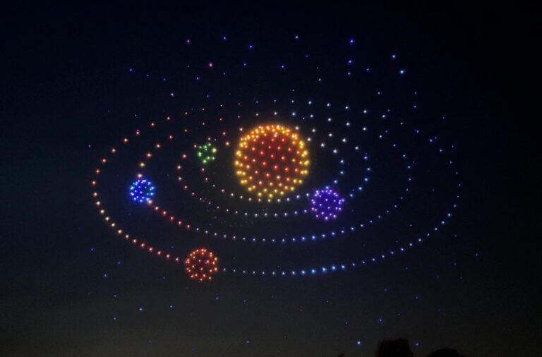 金沢の春の夜空を彩ったドローンショー！「2025春・夜桜スペシャルドローンショー in 金沢」