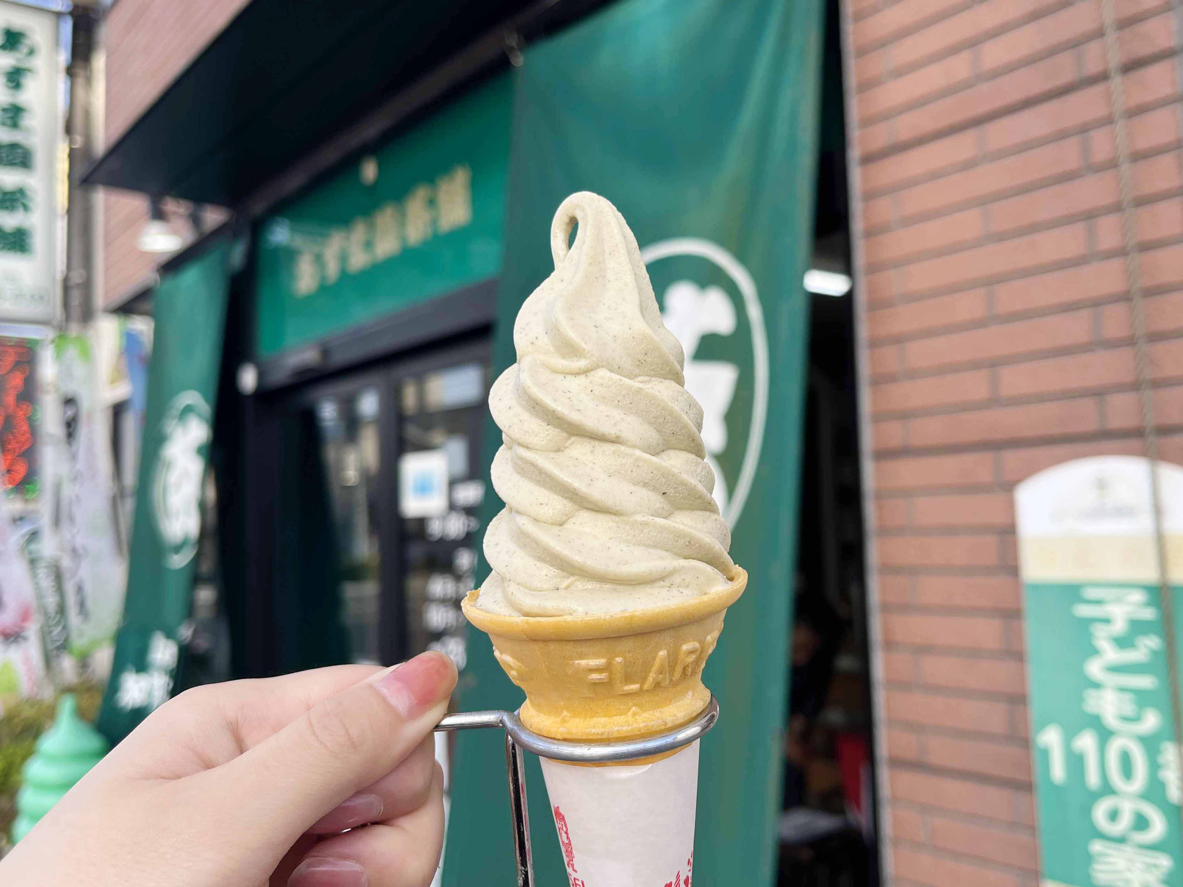 森本｜金沢初！お茶屋のこだわり加賀棒茶ソフトクリーム「あずま園」