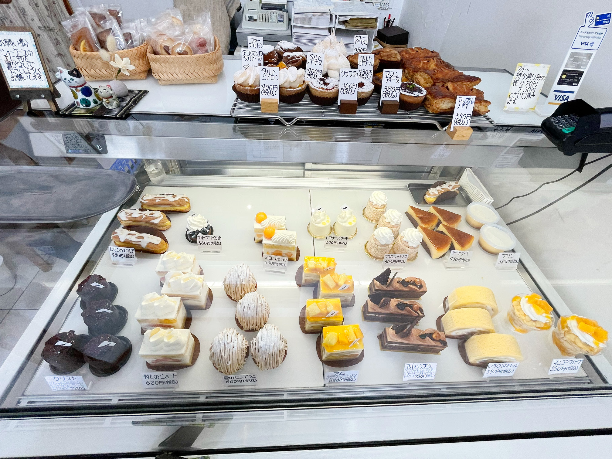 エルパソのショーケースに並ぶケーキ