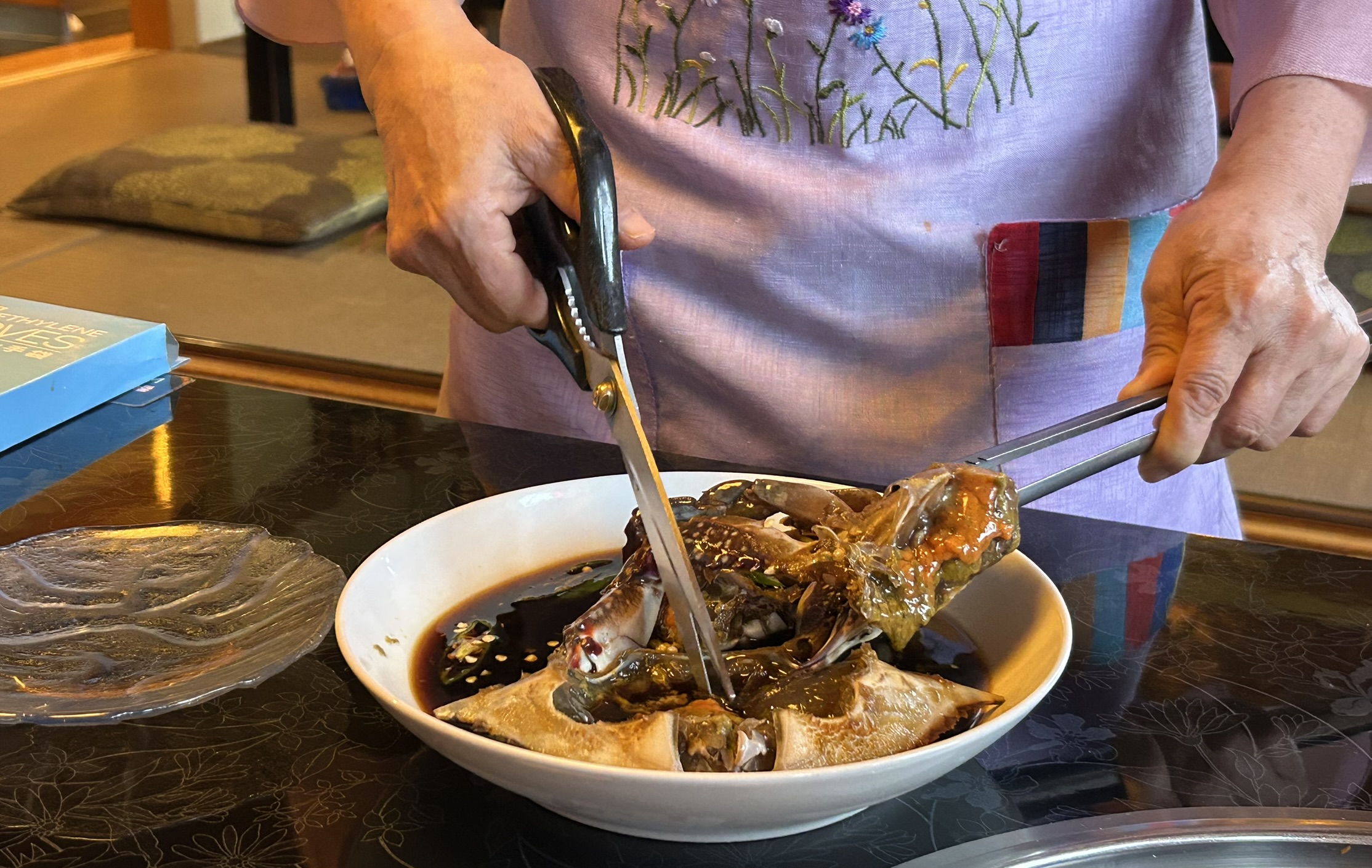 韓式焼肉 宮GUNG（クン）のオモニがカンジャンケジャンをさばいている様子