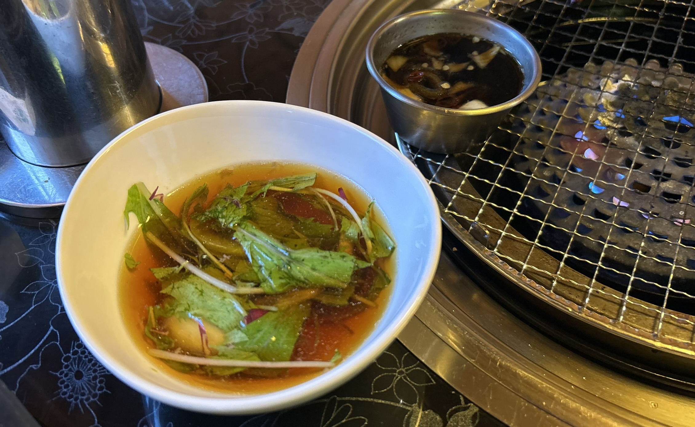自家製の煮込みダレと野菜ダレ(焼肉用)