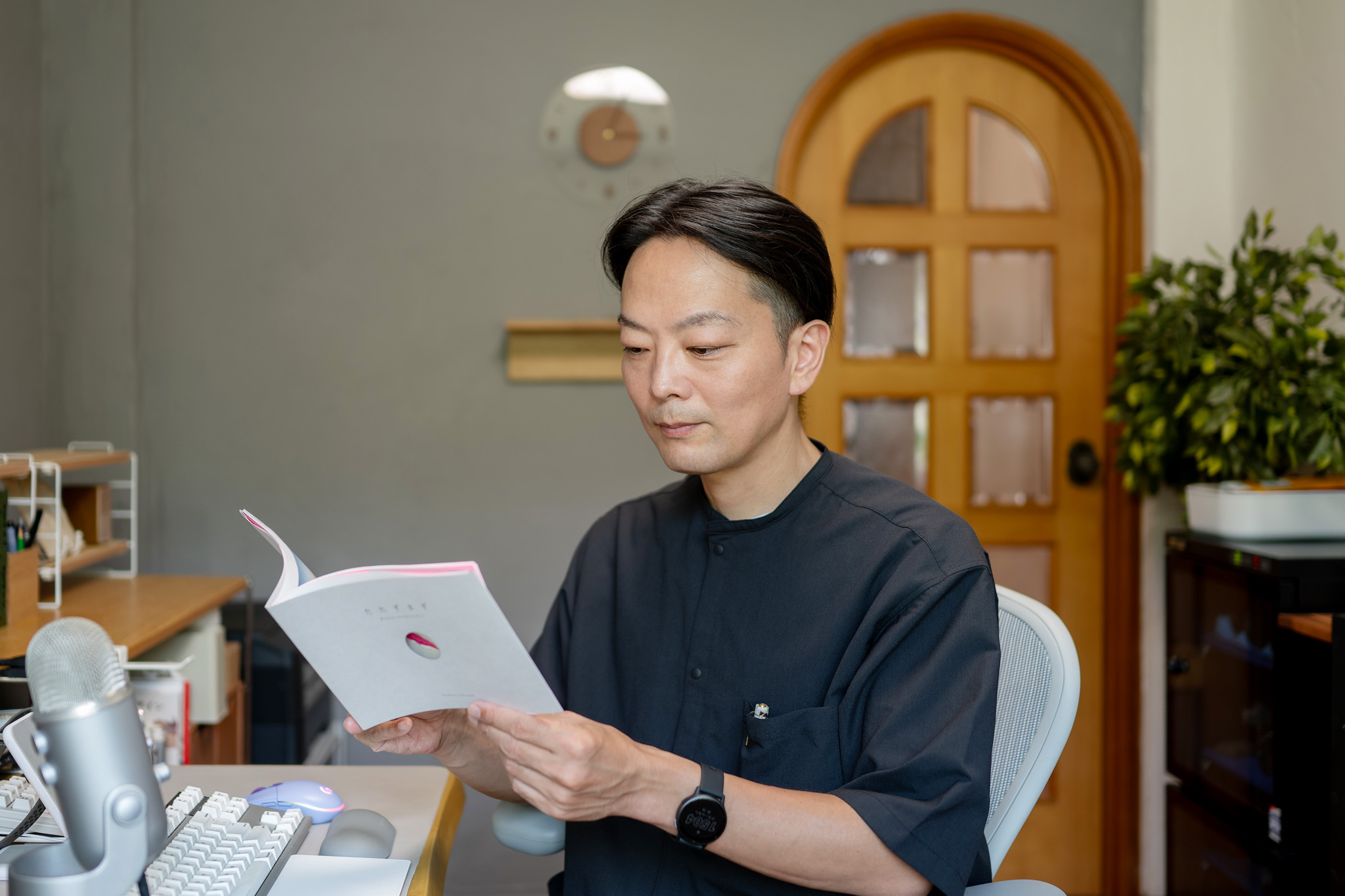写真集『たたずまず』を手にする一神さん