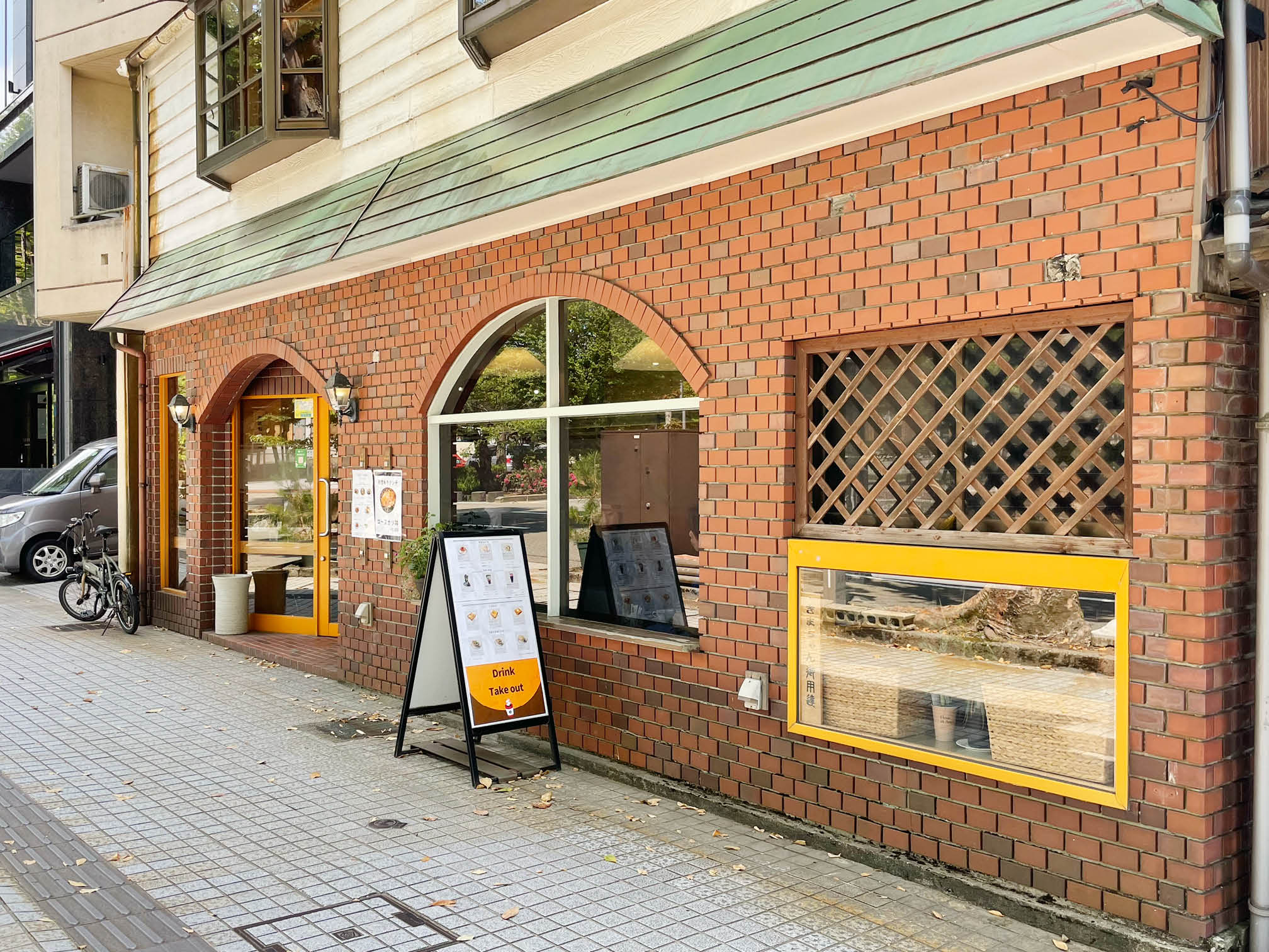 「カフェアンドケーキ トモ」の外観