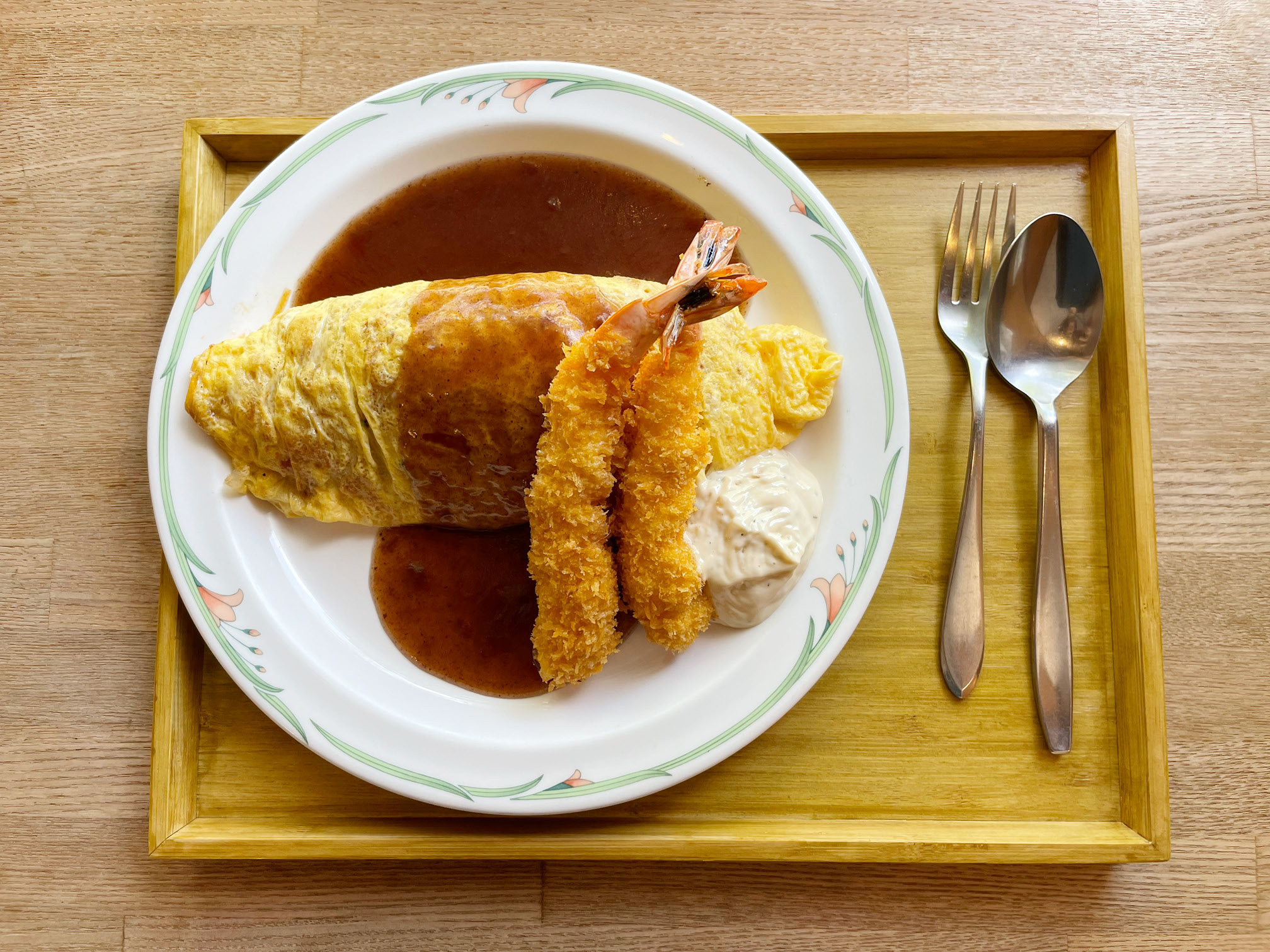 「カフェアンドケーキ トモ」のエビフライアンドオムライス