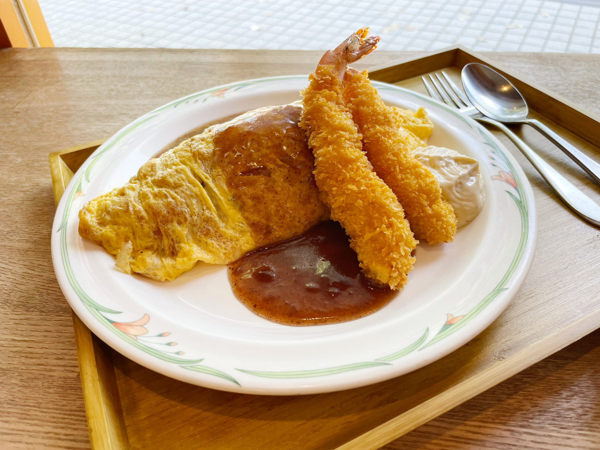 「カフェアンドケーキ トモ」のエビフライアンドオムライス