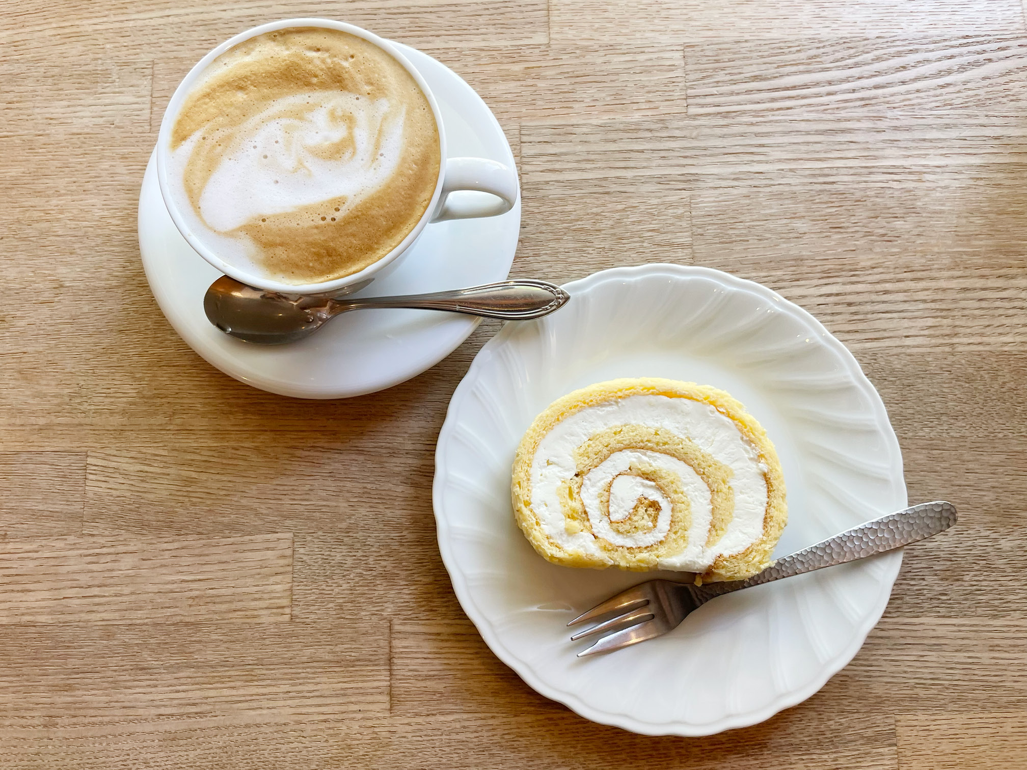 「カフェアンドケーキ トモ」のロールケーキとエスプレッソ