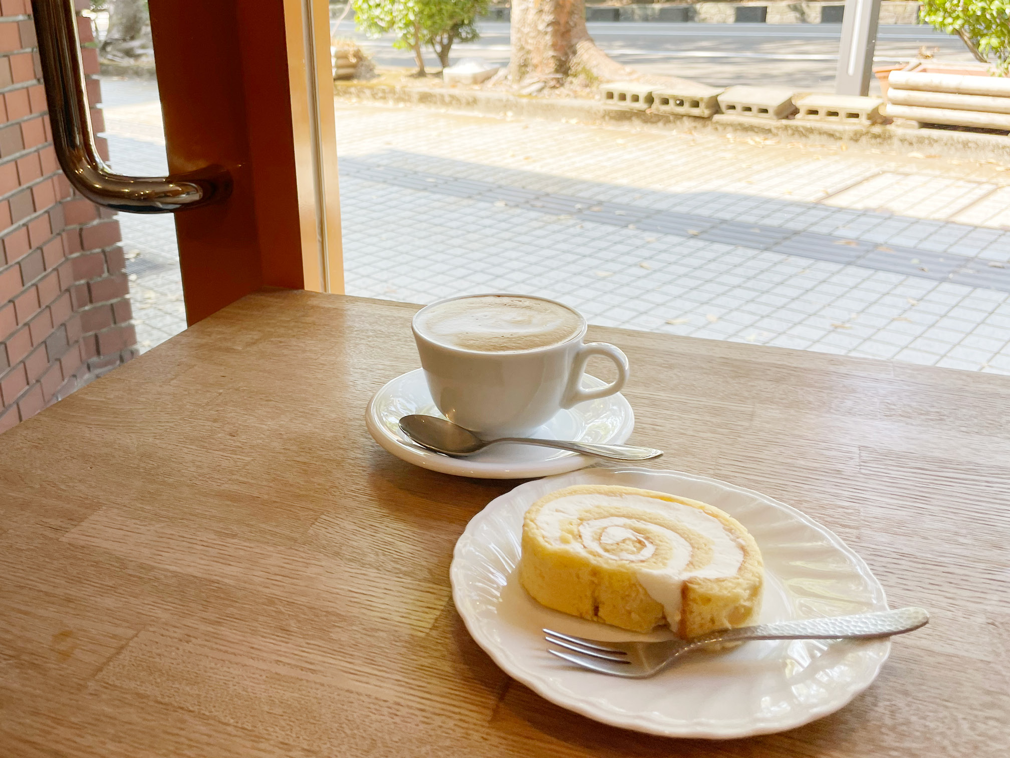 「カフェアンドケーキ トモ」のロールケーキとエスプレッソ