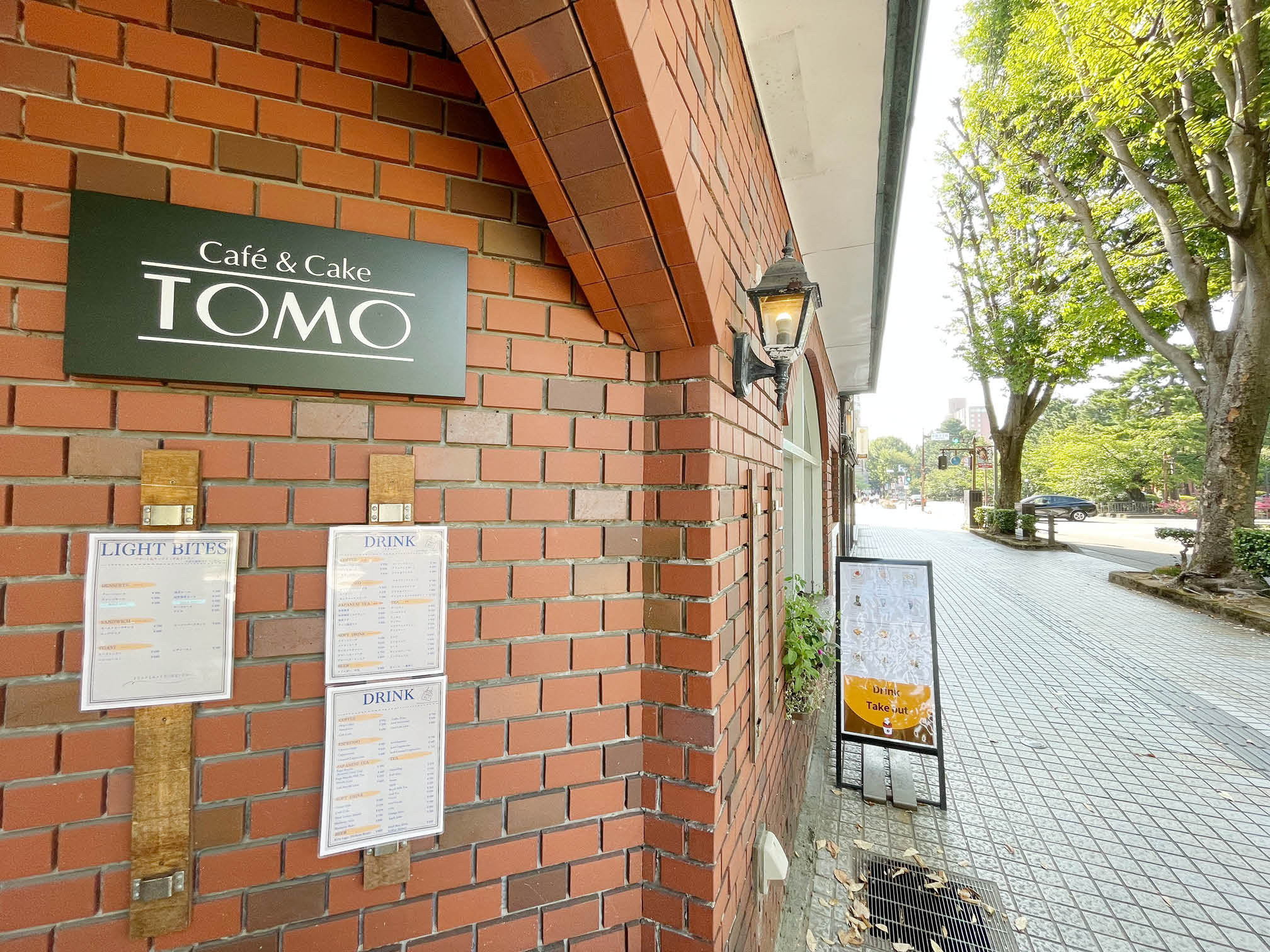「カフェアンドケーキ トモ」の入り口