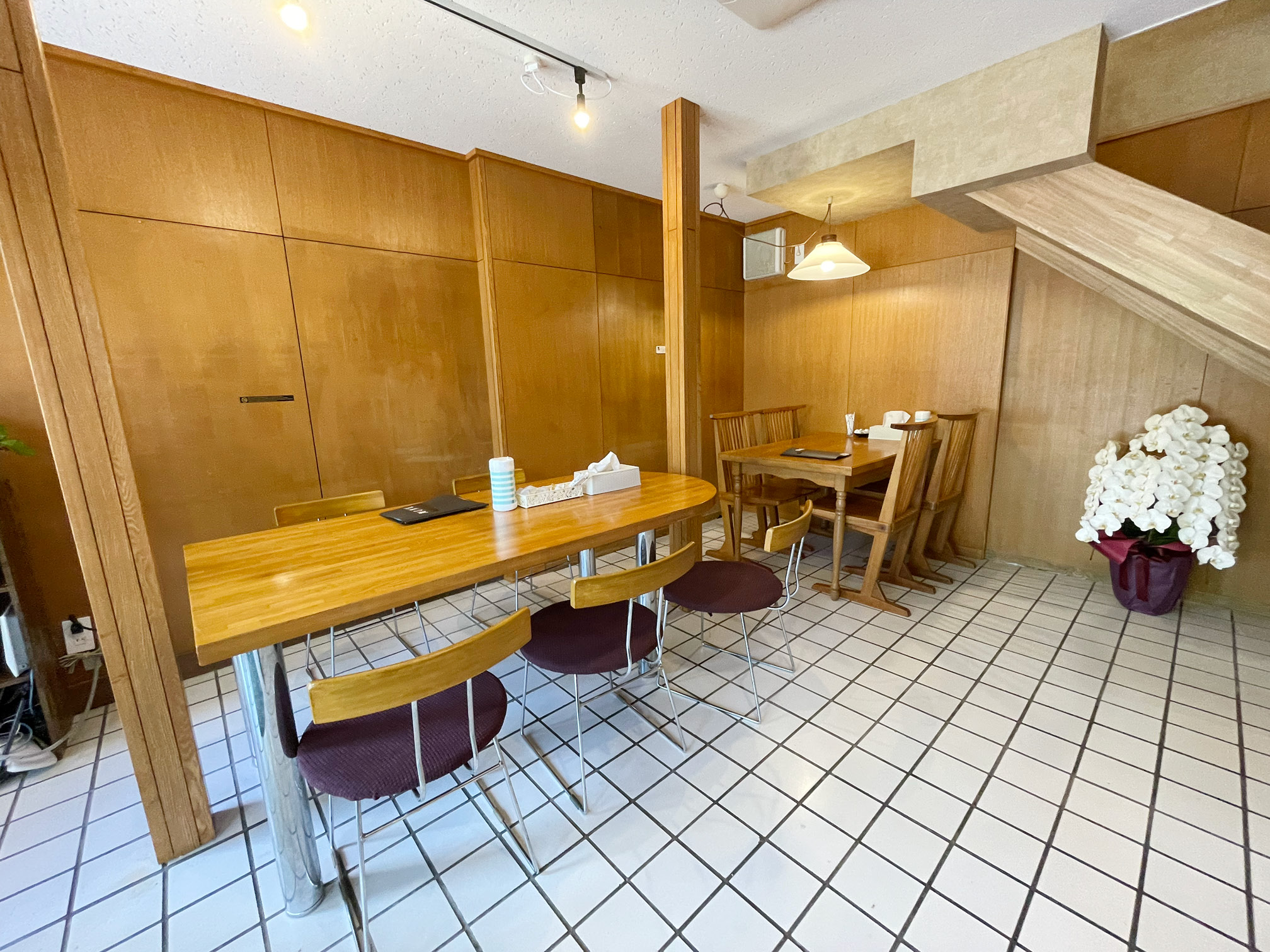 「カフェアンドケーキ トモ」の店内