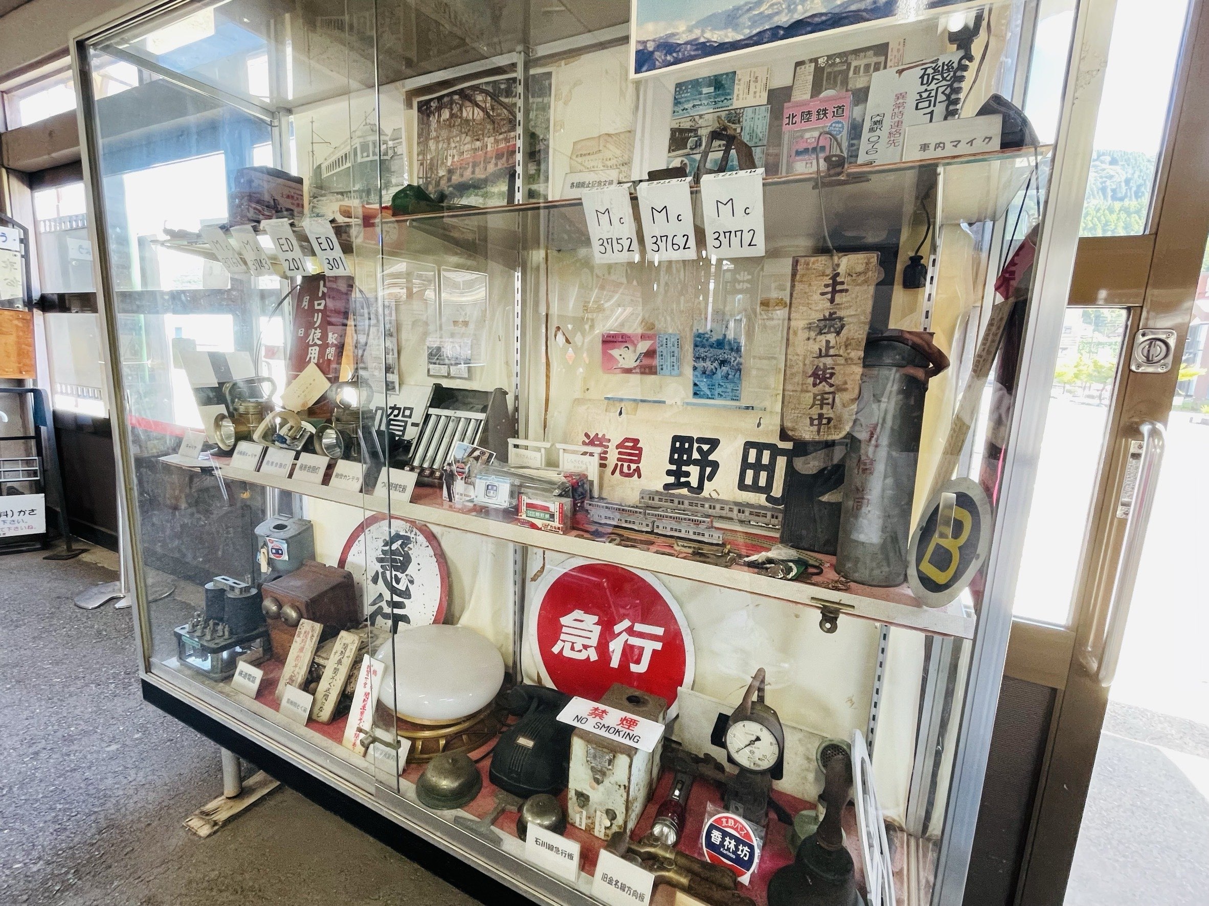 鶴来駅の駅舎内の歴史を感じる展示