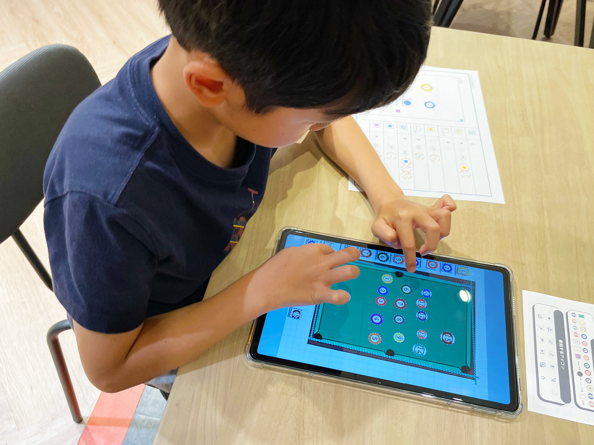 プログラミングにチャレンジする子ども