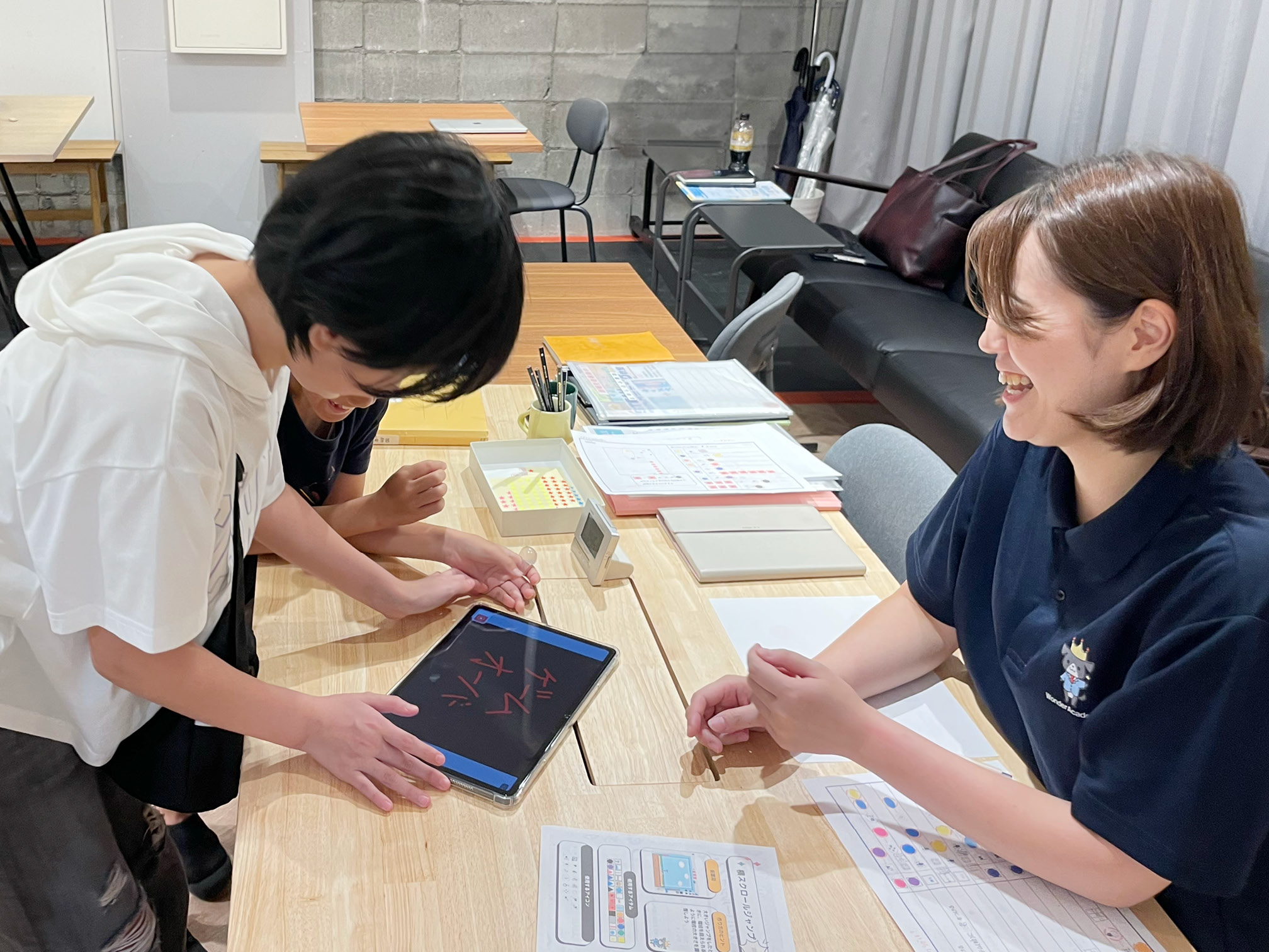 ワンダーアカデミア金沢校で生徒と先生が笑い合う様子