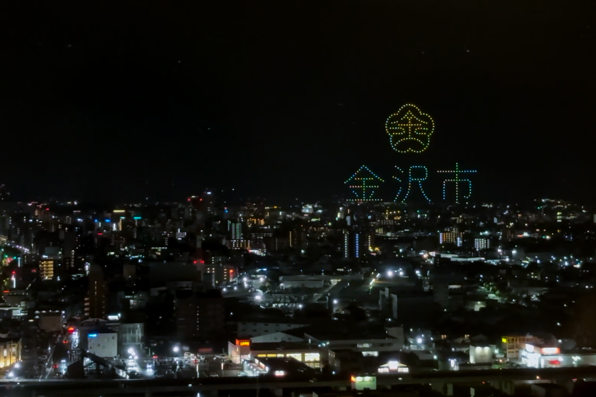 県庁展望ロビーから見た金沢市中央卸売市場のドローンショー