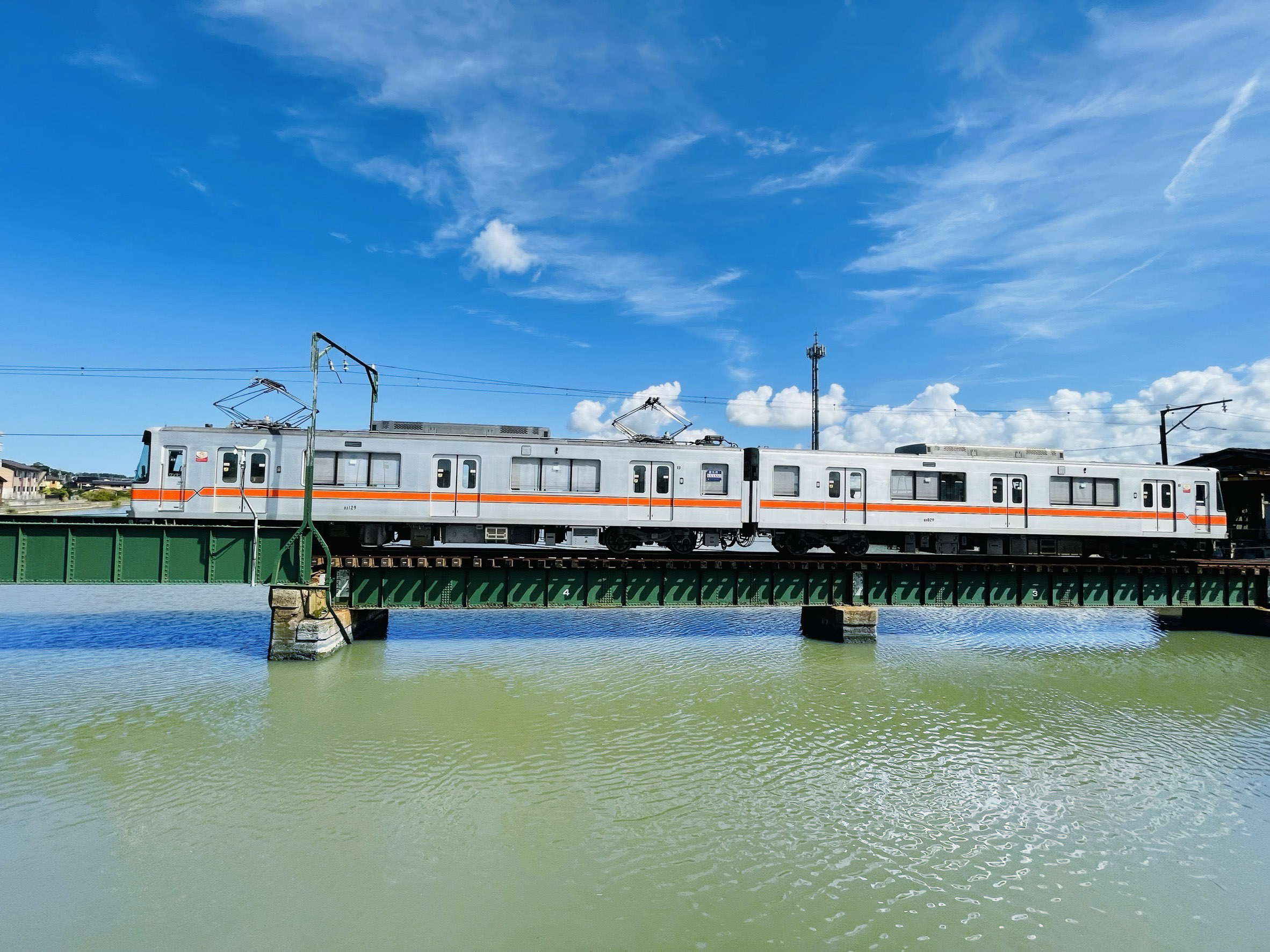 川を渡る浅野川線の電車