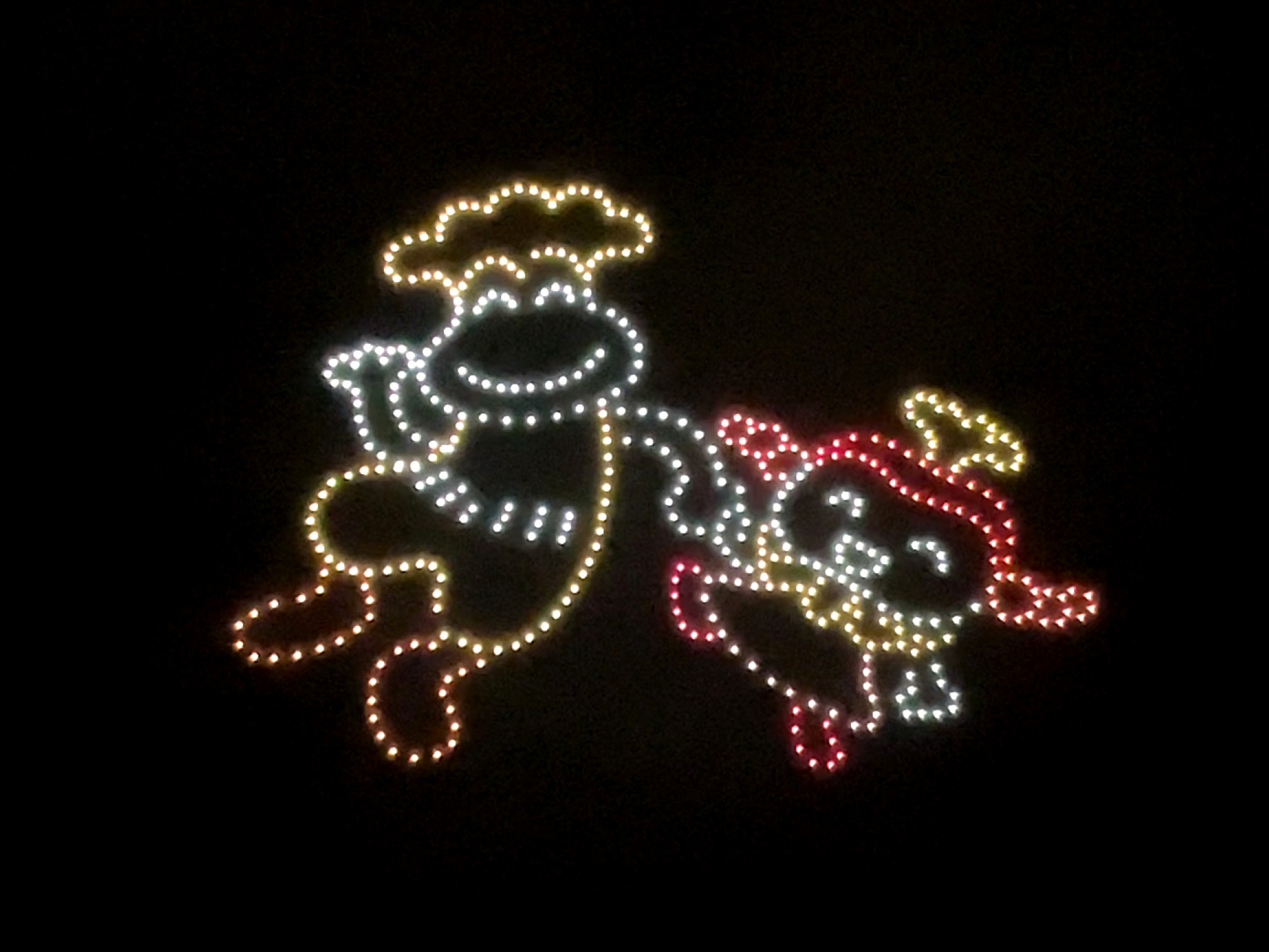 ドローンで描かれた市場のマスコットキャラクター