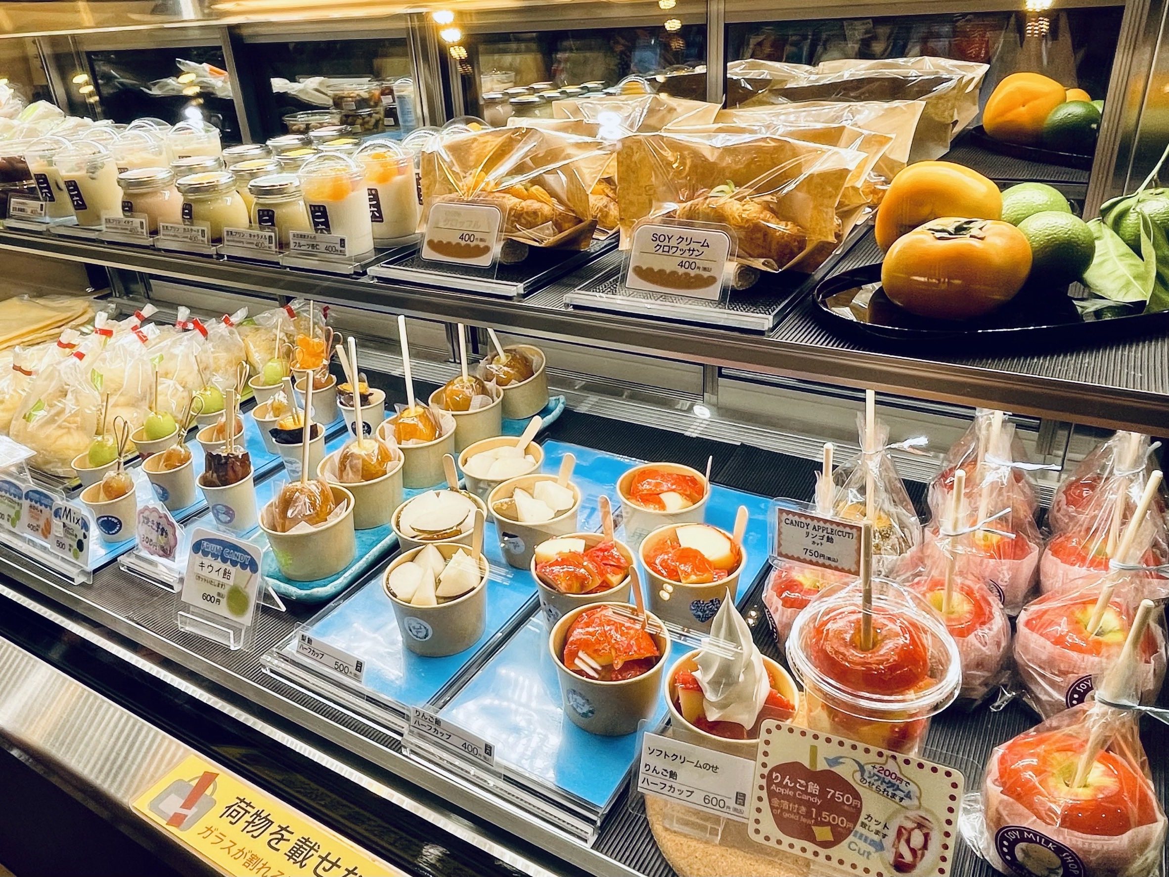 豆乳専門店「二六（ふたろく）」ショーケースに並ぶフルーツ飴