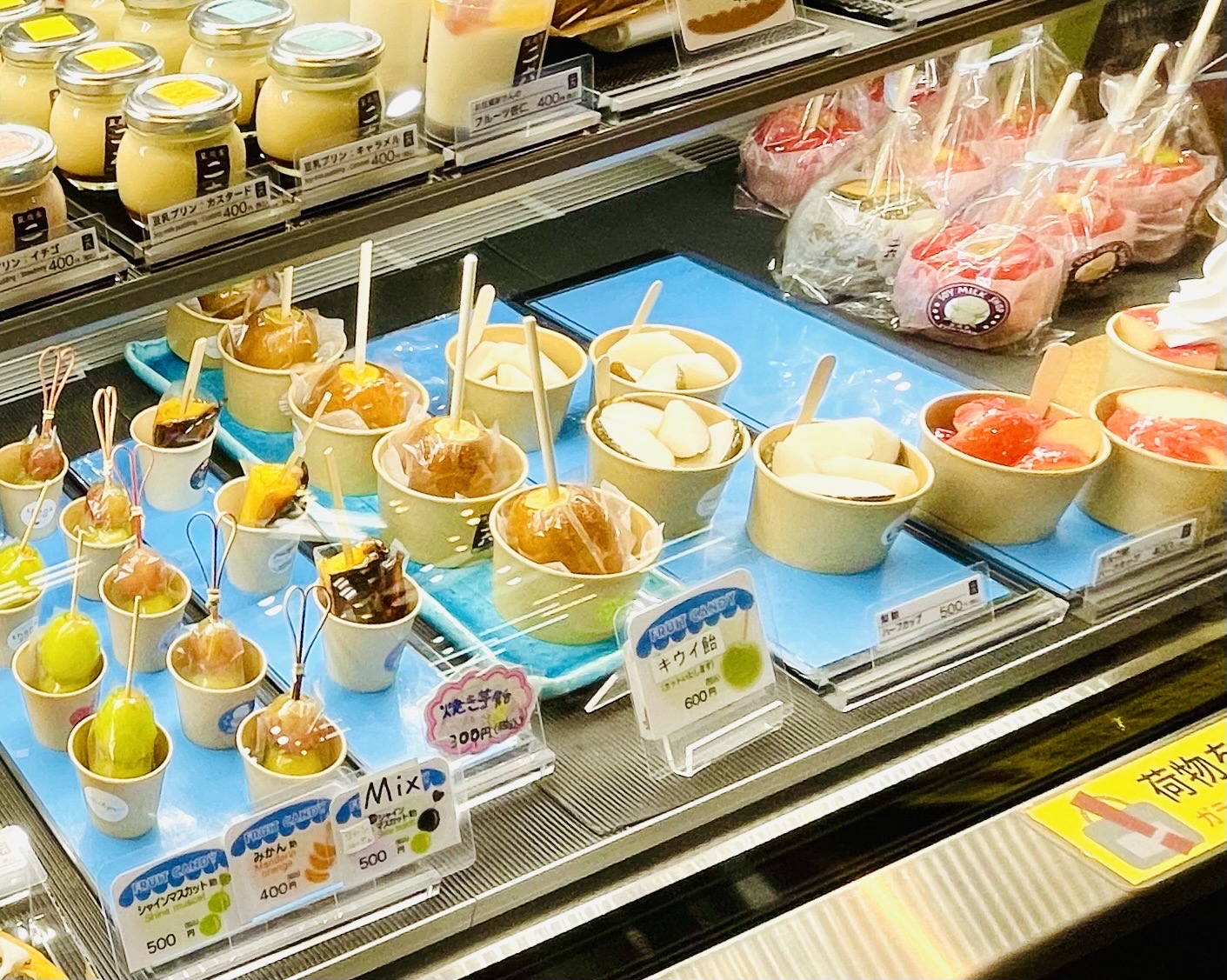 豆乳専門店「二六（ふたろく）」ショーケースに並ぶフルーツ飴