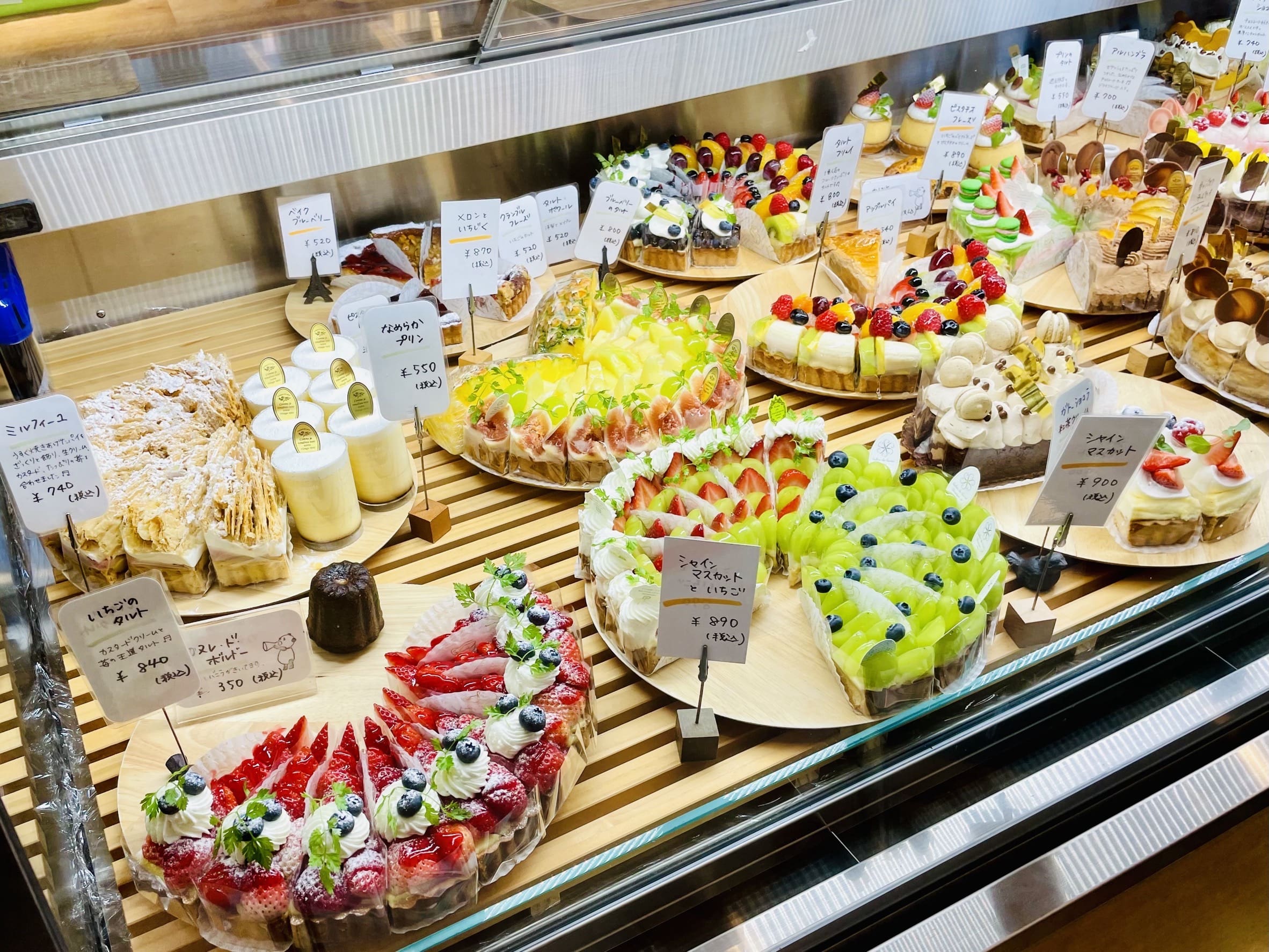 ショーケースに並ぶタルト
