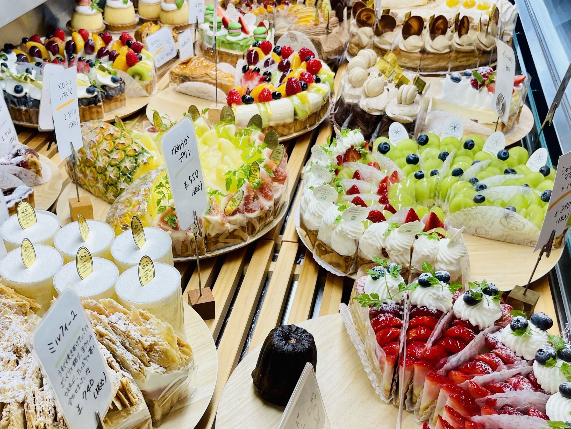 ショーケースに並ぶタルト