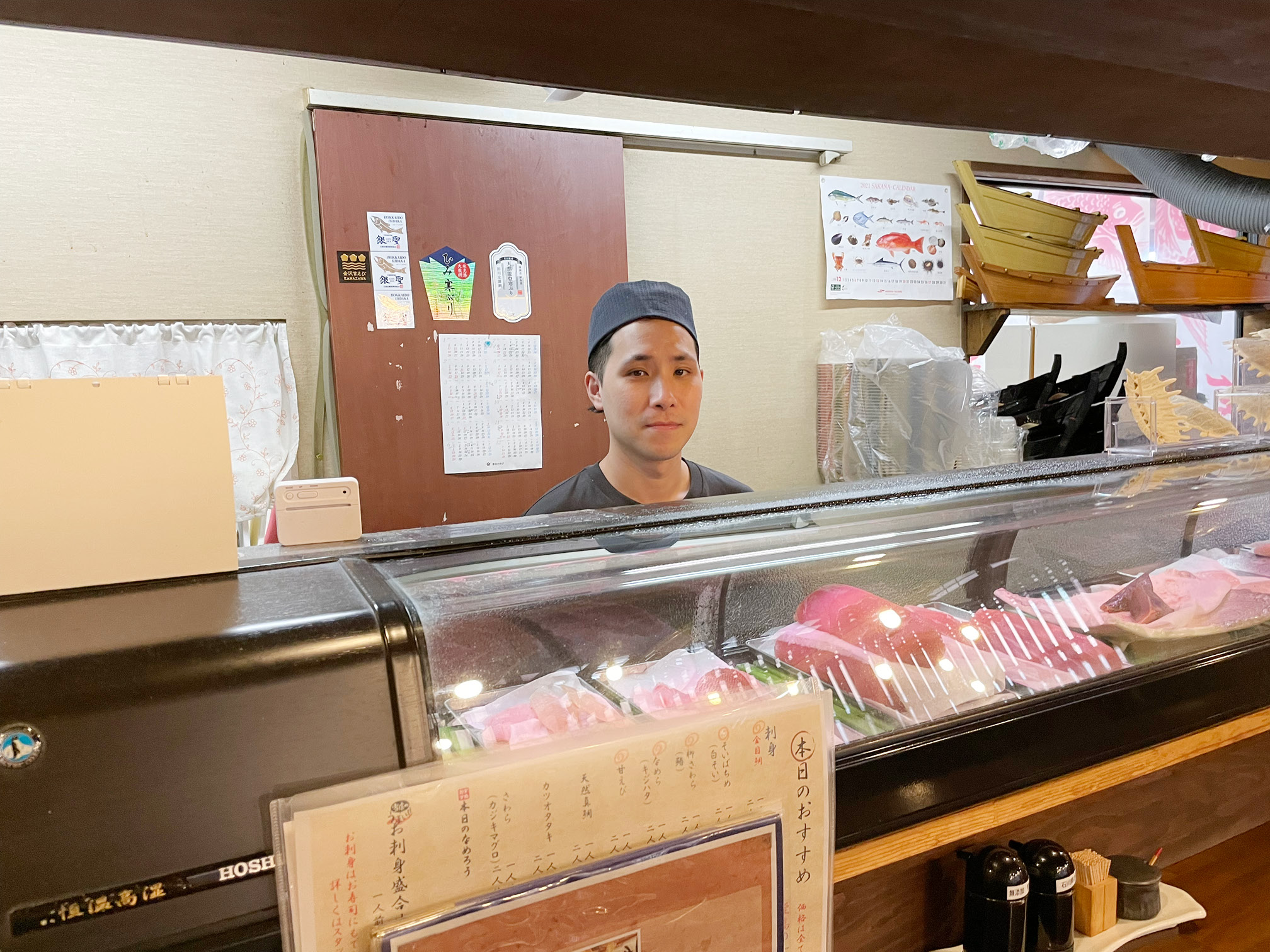 海鮮居酒屋「魚笑（うおしょう）」店長の岡田さん