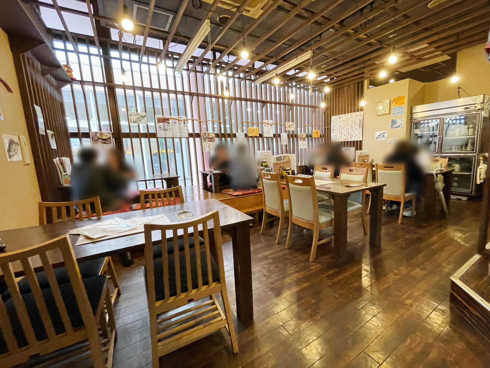 海鮮居酒屋「魚笑（うおしょう）」店内