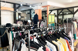 武蔵｜現代日本で洋服がワンコイン！？ 24時間・無人販売の古着屋さん「フクワンコ」