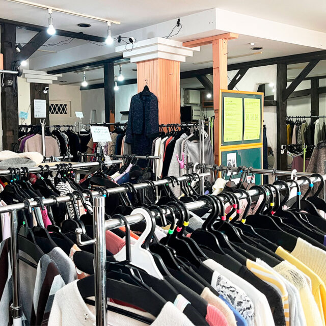 武蔵｜現代日本で洋服がワンコイン！？ 24時間・無人販売の古着屋さん「フクワンコ」