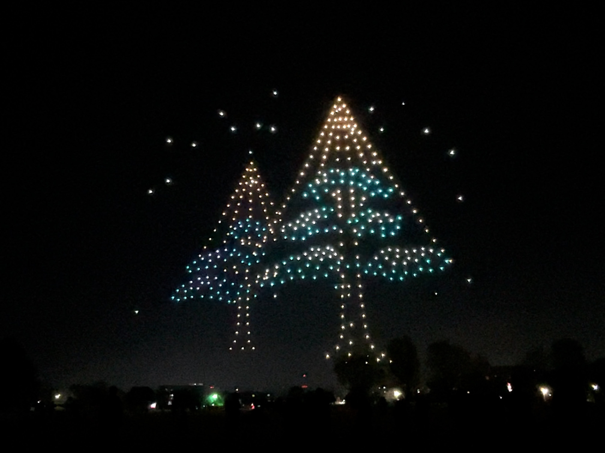 ドローンショーで浮かび上がる雪吊りの風景