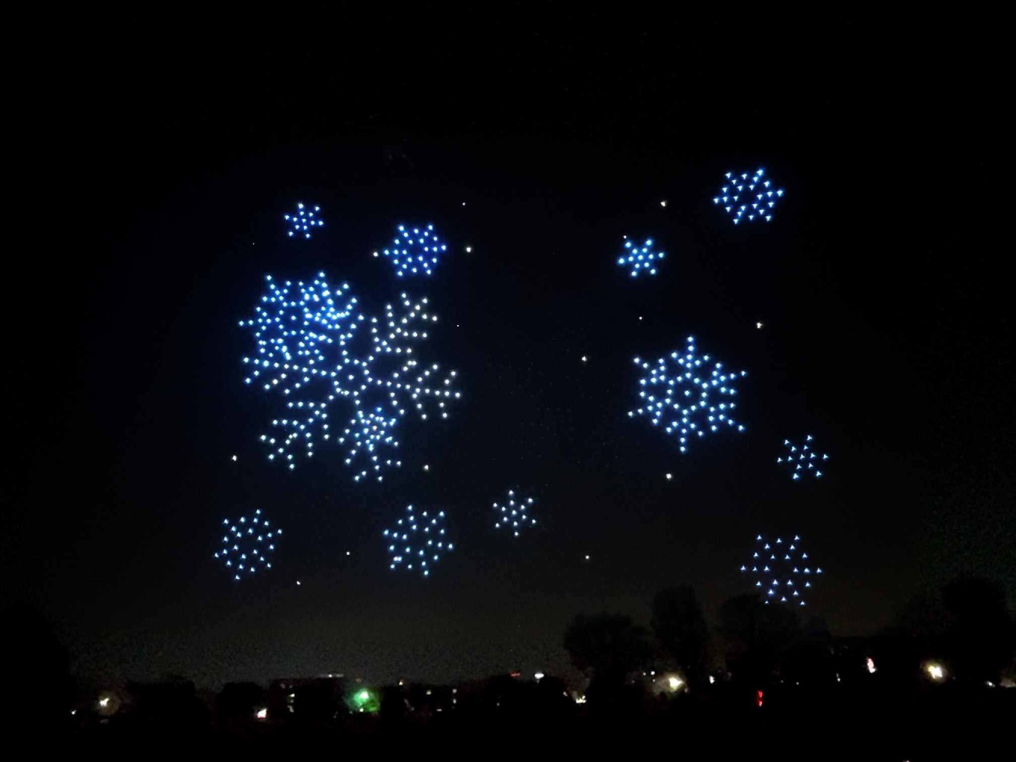 ドローンショーで浮かび上がる雪の結晶