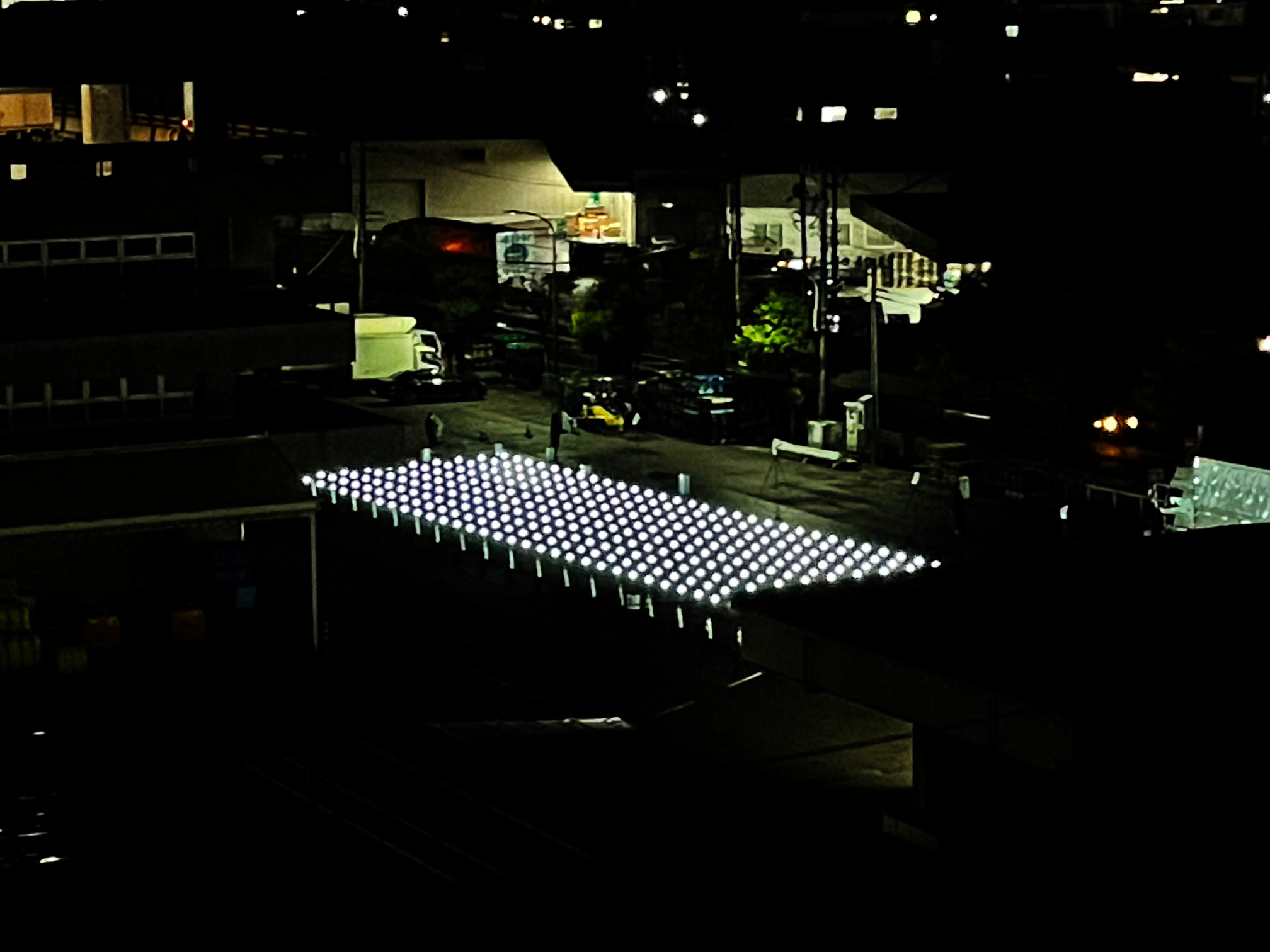 並べたドローンが一斉に光る様子