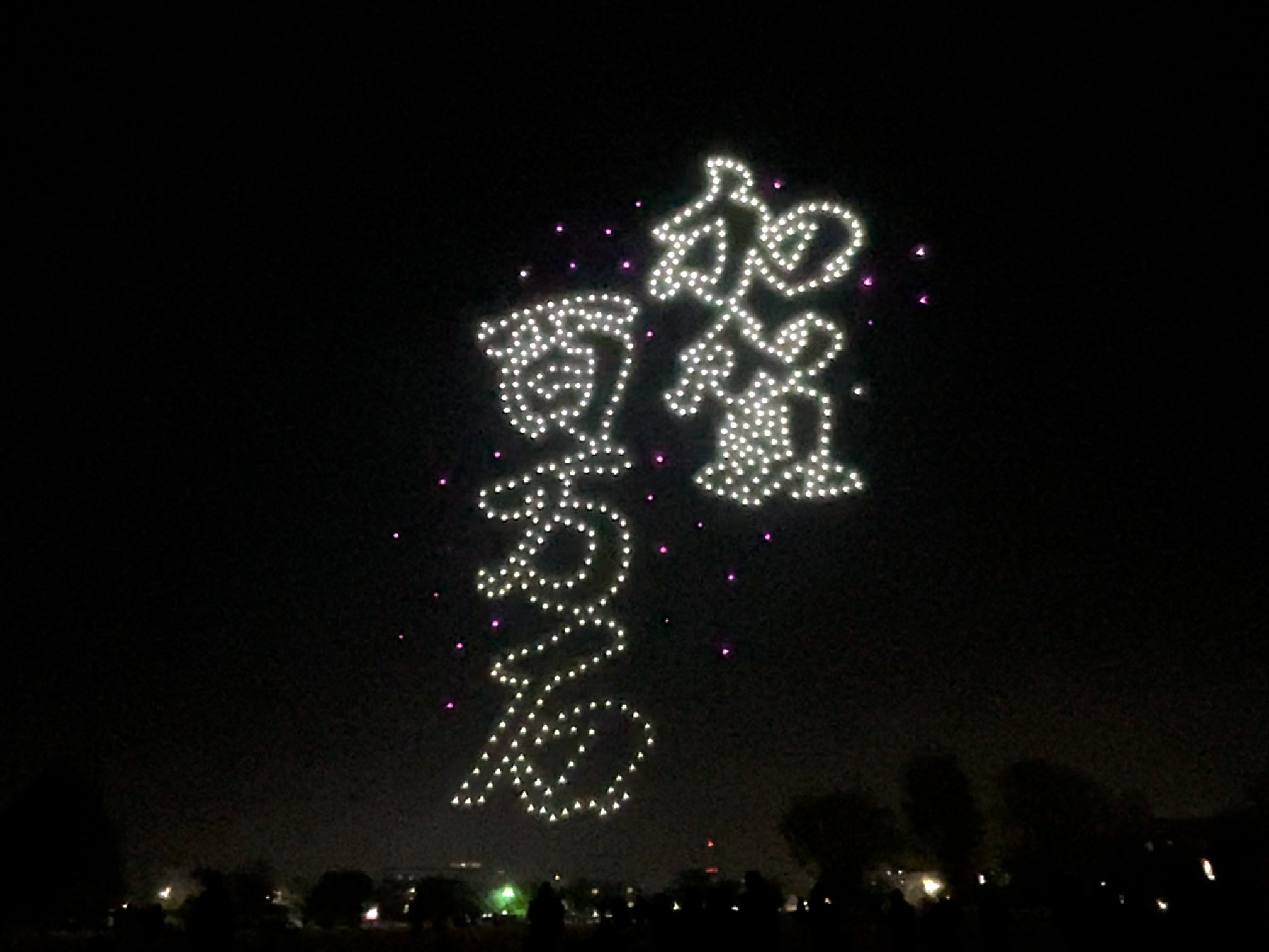 ドローンショーで浮かび上がる「加賀百万石」の文字