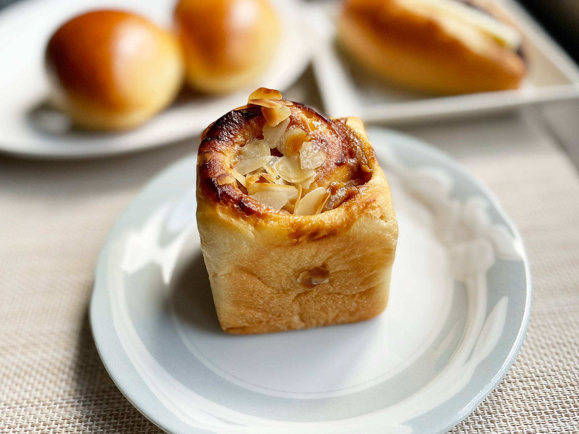 「エフドットベーカリー」の生キャラメルりんごパン