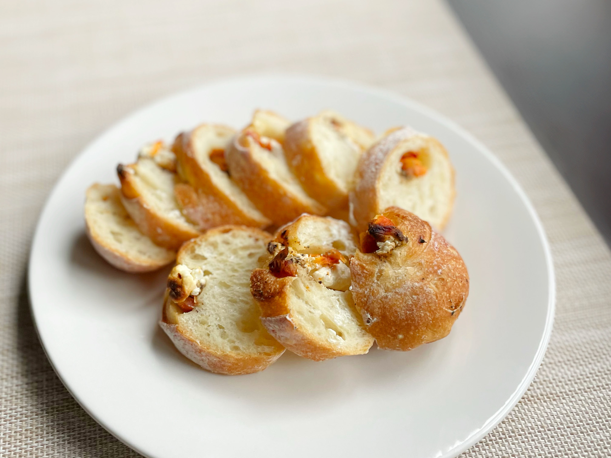 「エフドットベーカリー」のドライトマト・クリームチーズパン