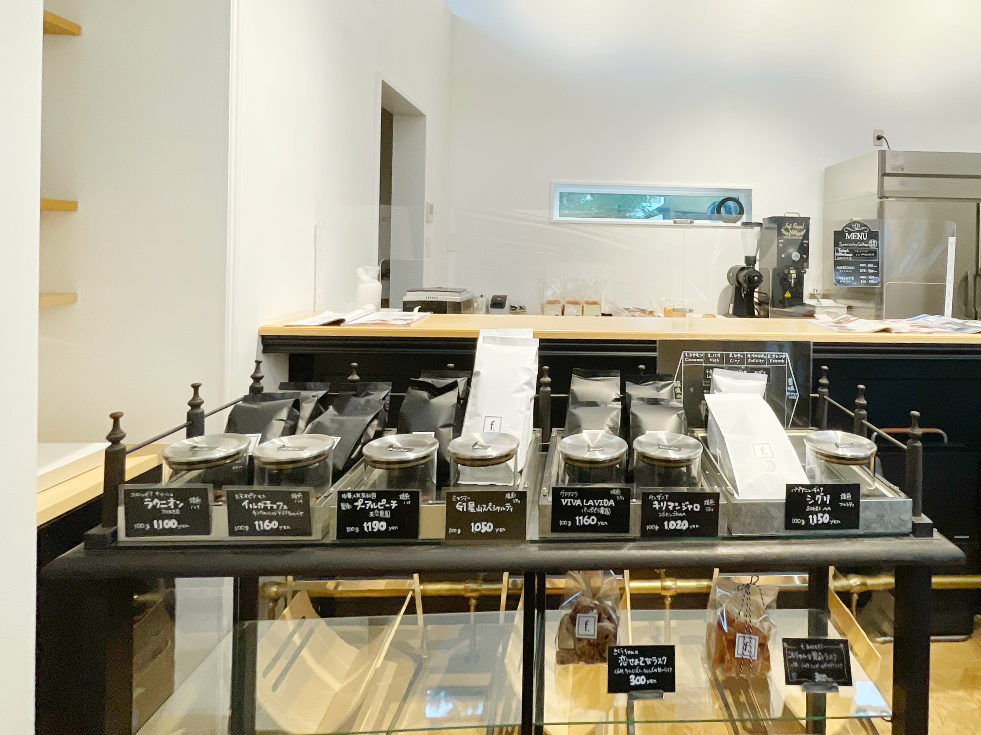 「エフドットベーカリー」の店内に並ぶコーヒー豆