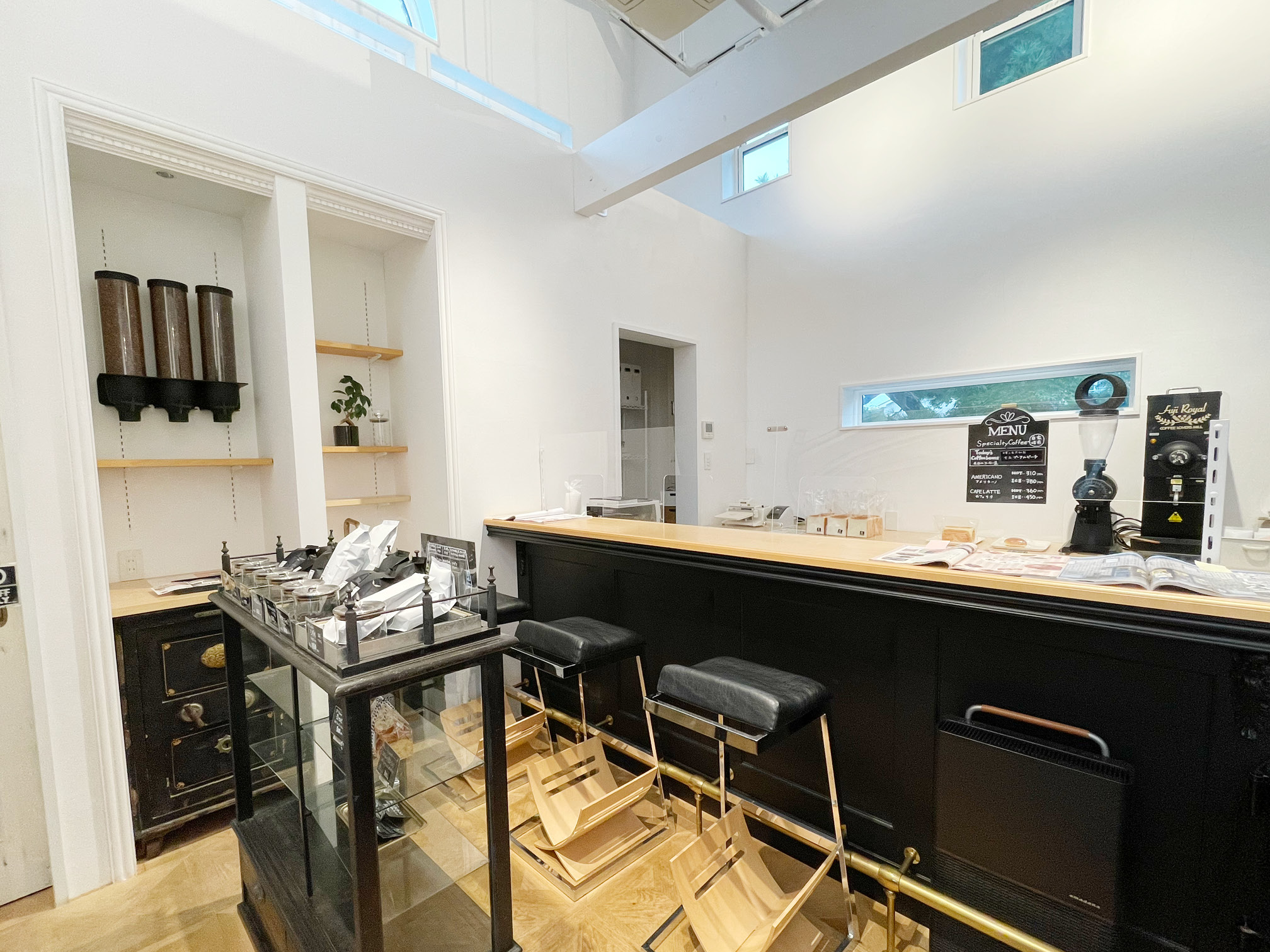 「エフドットベーカリー」のカフェスペース