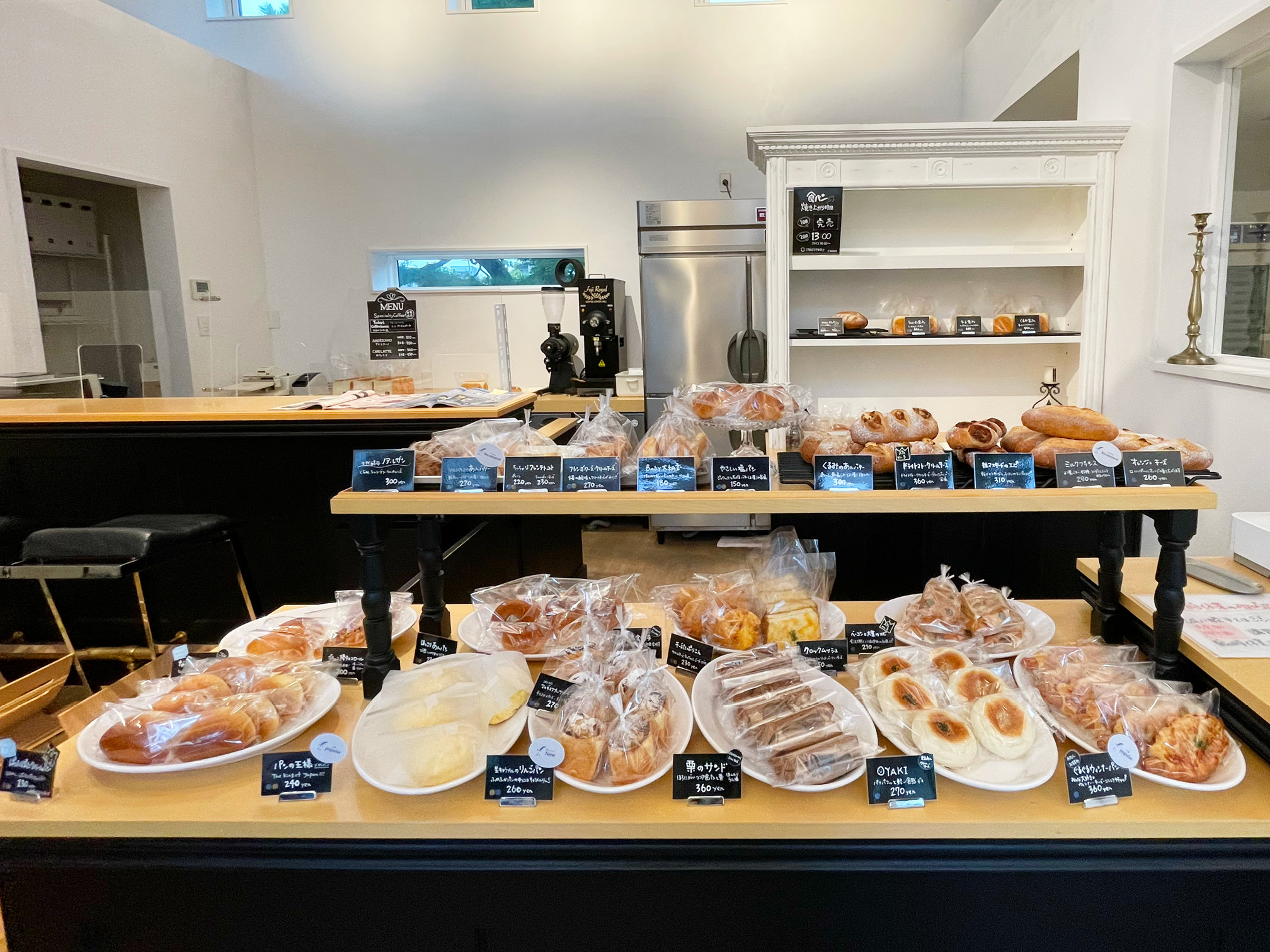 「エフドットベーカリー」の店内に並ぶパン