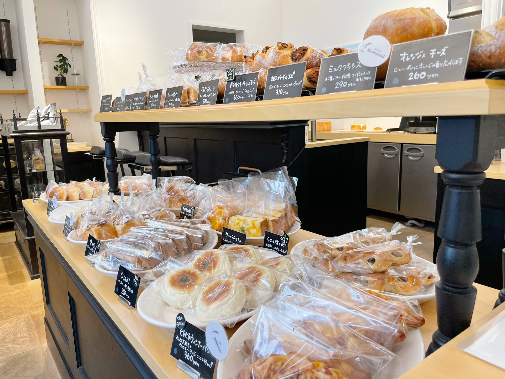 「エフドットベーカリー」の店内に並ぶパン