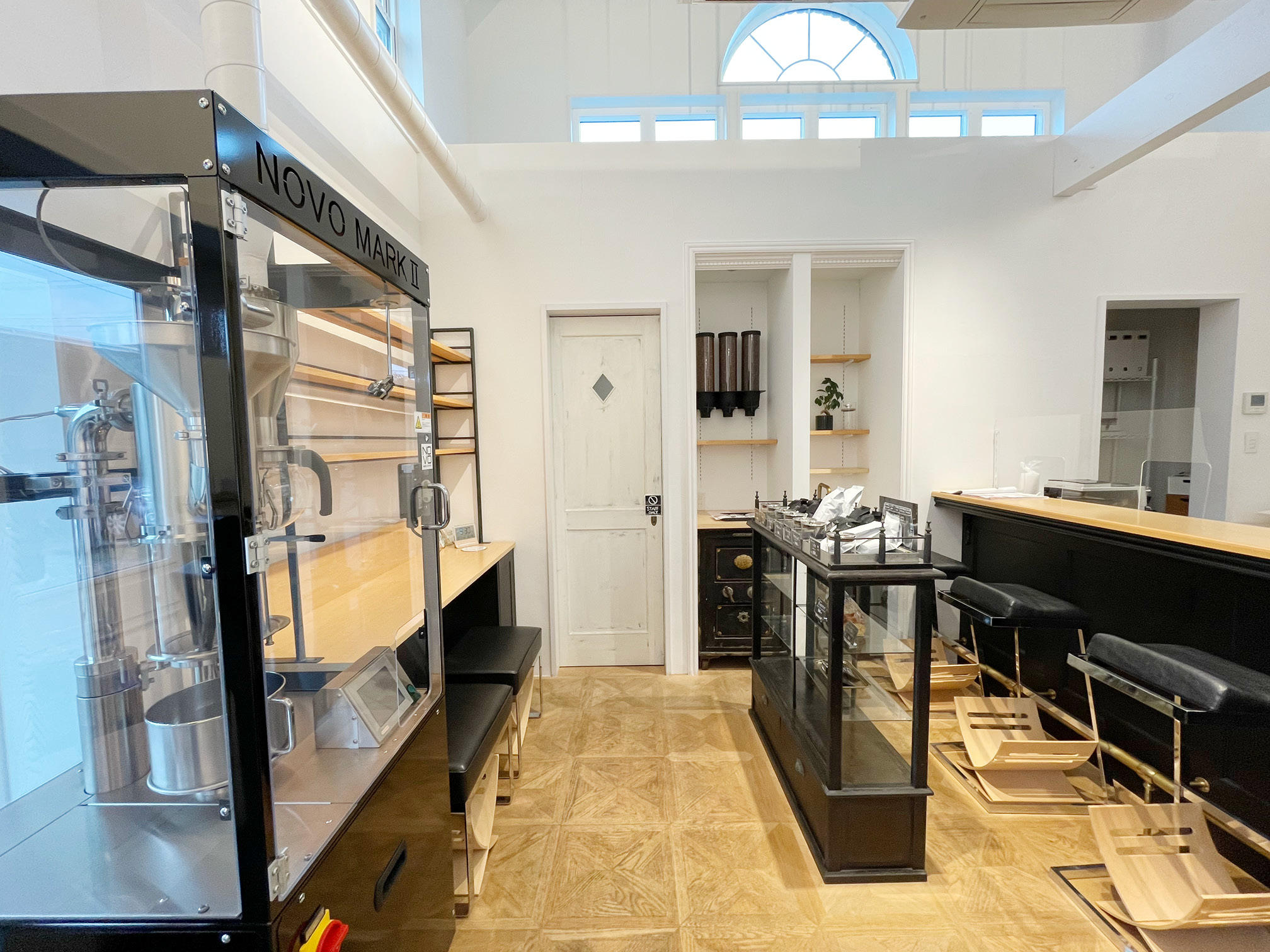 「エフドットベーカリー」のカフェスペース