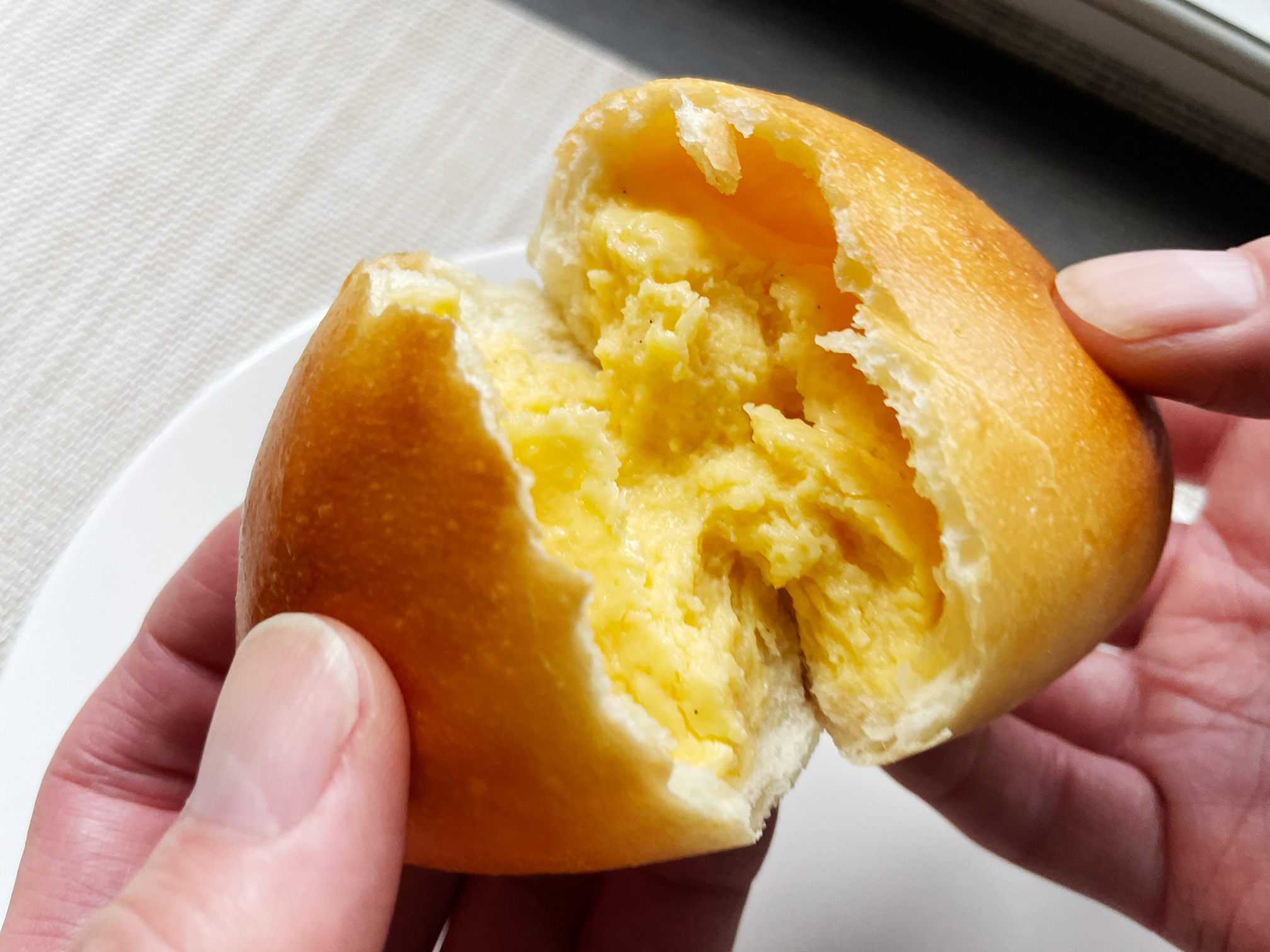 「エフドットベーカリー」のクリームパンの断面