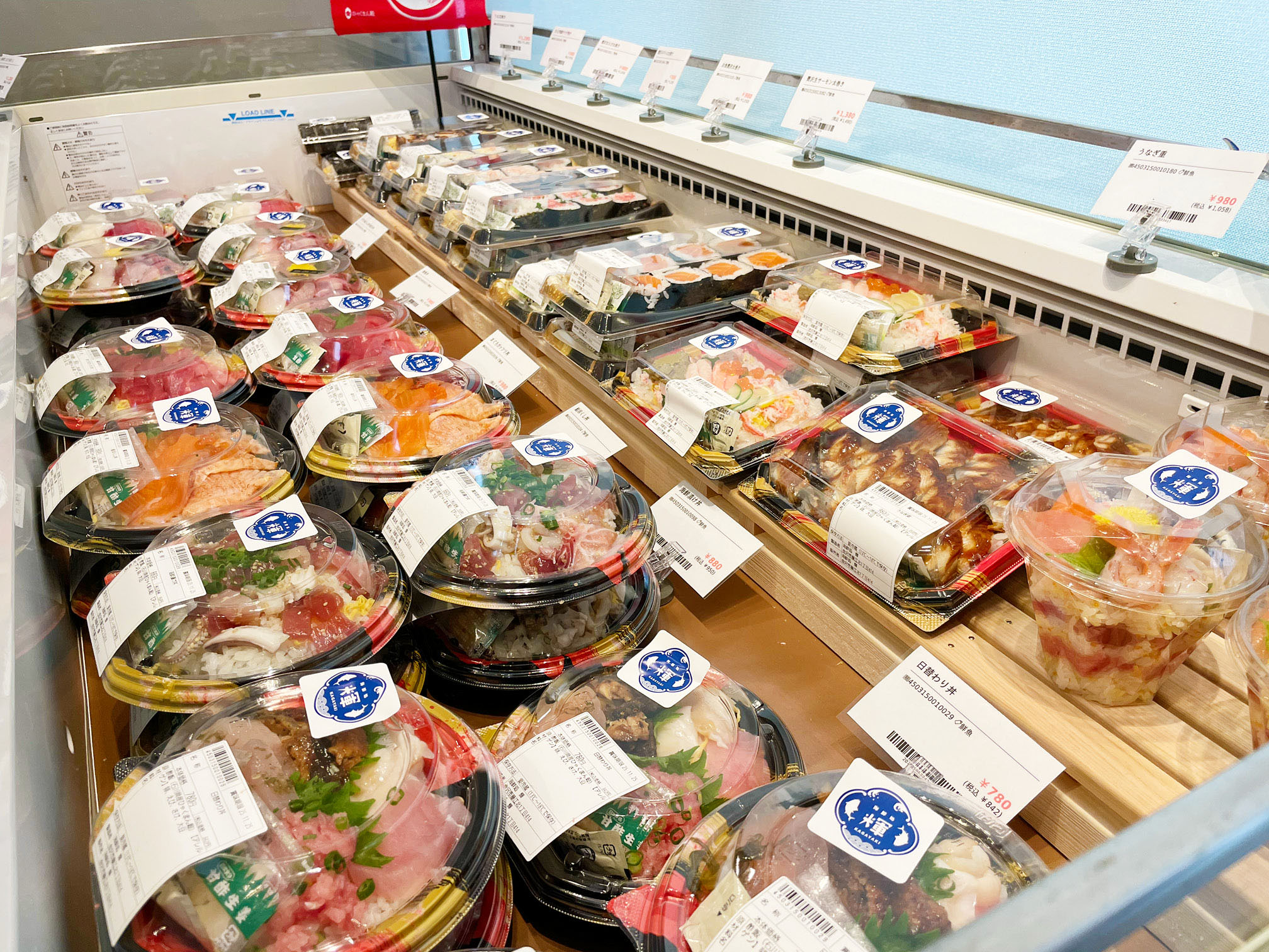 ずらりと並ぶ海鮮丼と巻き寿司