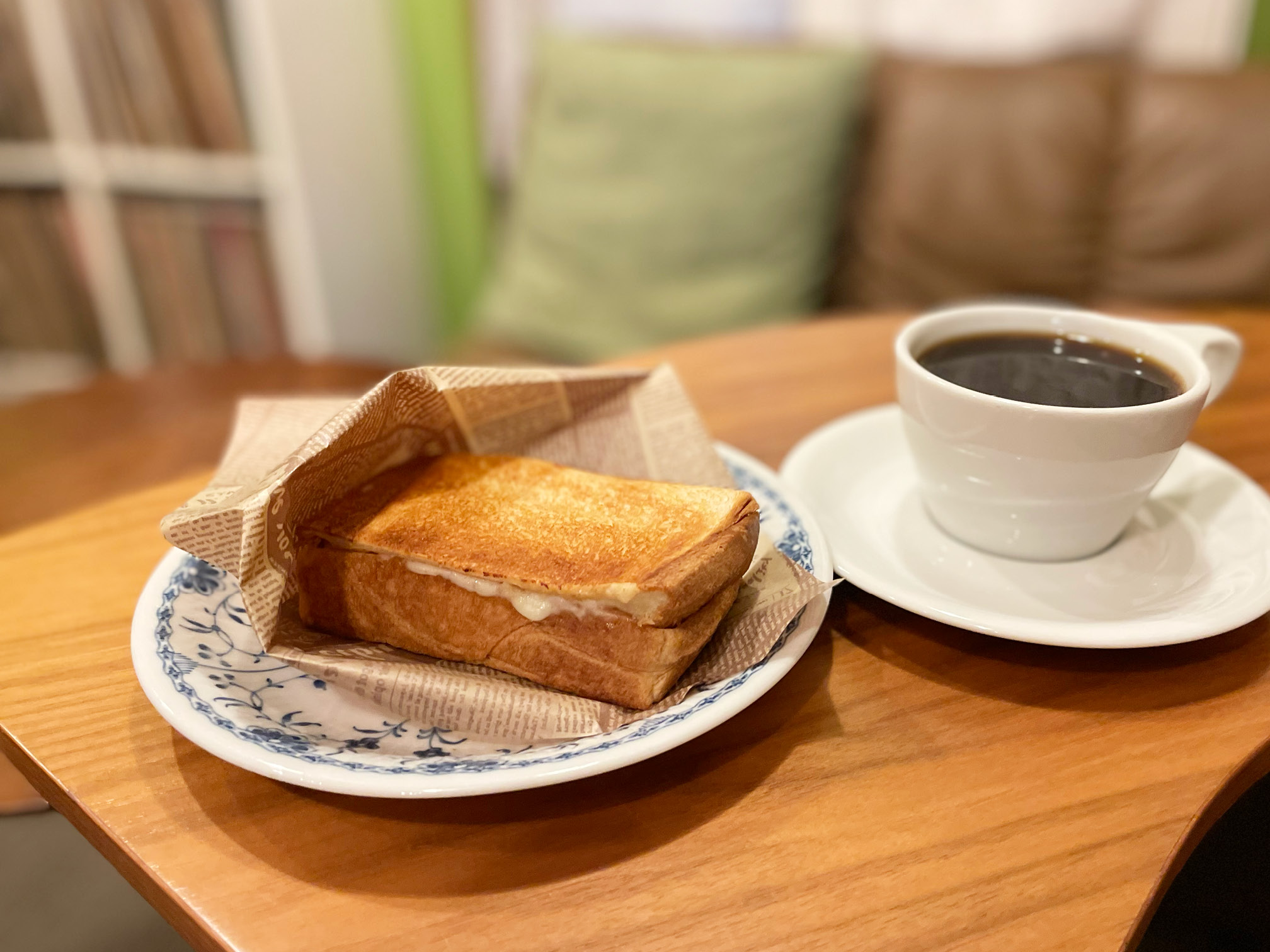 グリルドチーズサンドとコーヒー