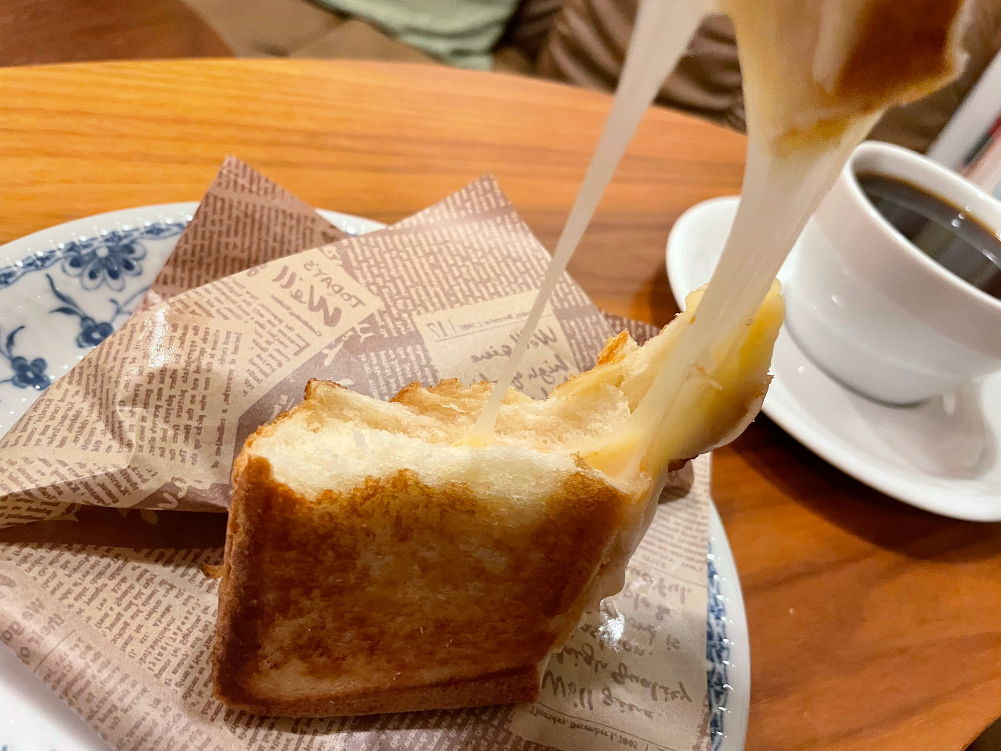 グリルドチーズサンドのチーズがとろーり