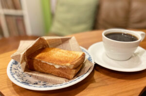 尾山町｜本とレコードとコーヒーと♪ 秘密基地のような居心地の良さでネコとインコとゆったり時間「喫茶メルツバウ」