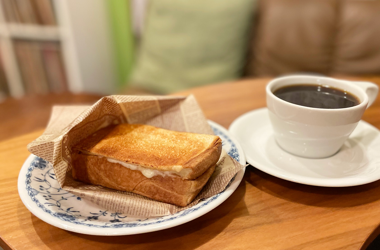 尾山町｜本とレコードとコーヒーと♪ 秘密基地のような居心地の良さでネコとインコとゆったり時間「喫茶メルツバウ」