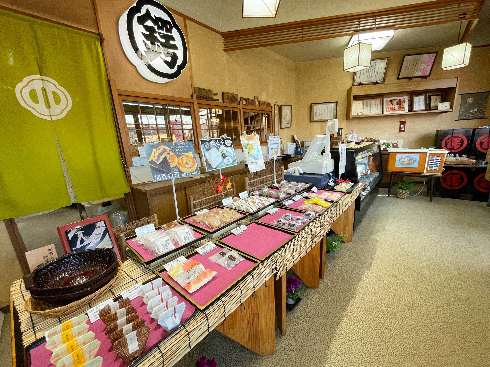 「御菓子司つば屋」の店内