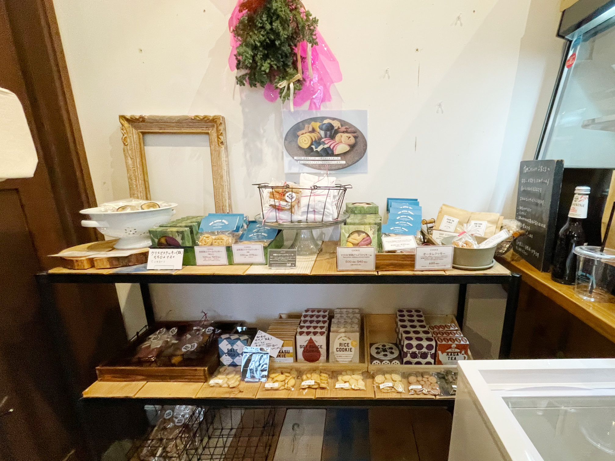 ハグ・ミトン・ワークスの店内に並ぶ焼き菓子