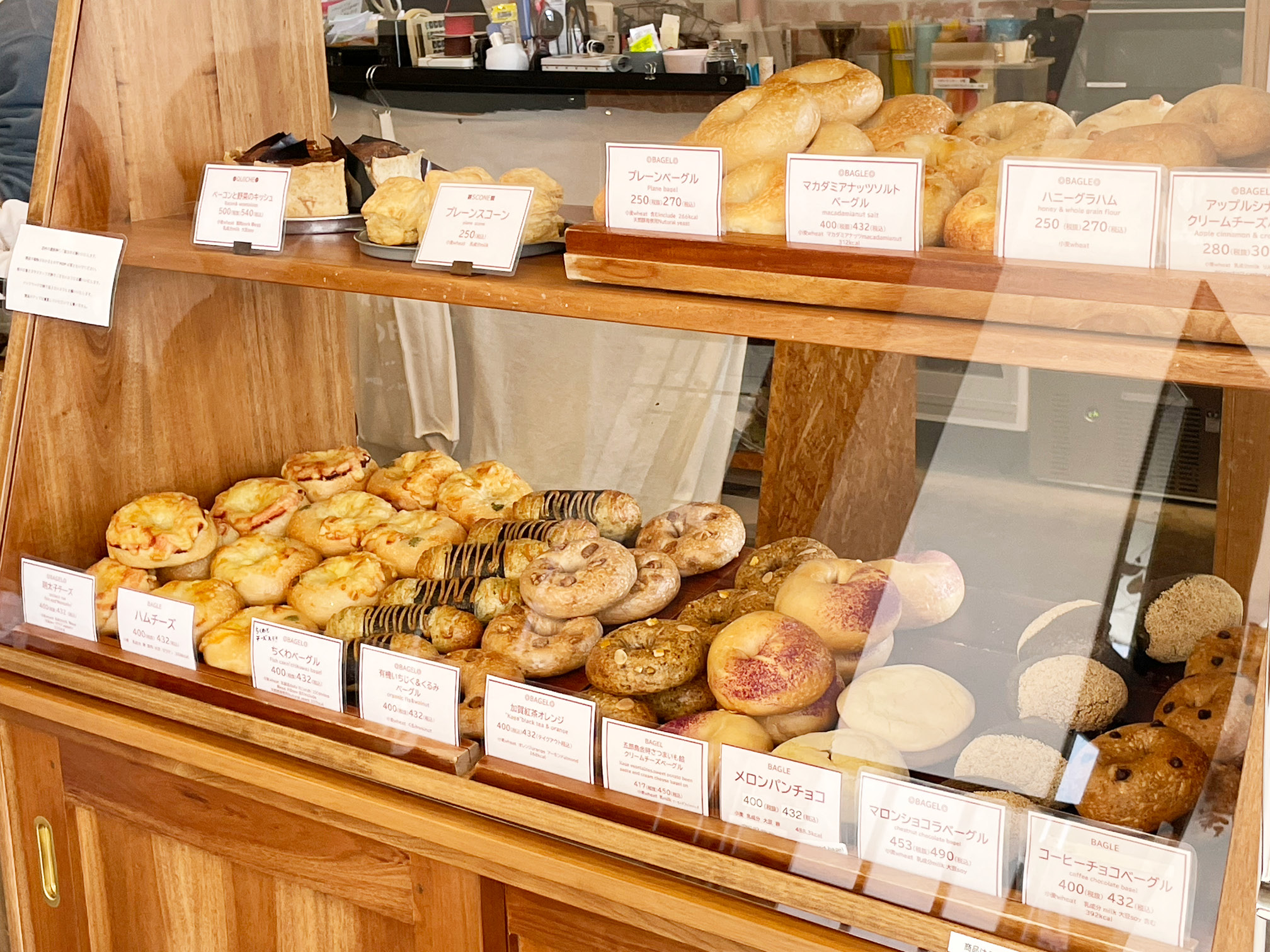ショーケースに並ぶベーグル