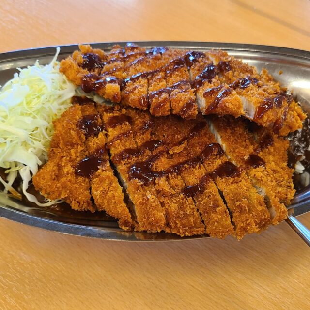 もりの里｜旨味あふれる四元豚カツと、さらりと味わう自慢のルー。「もりカレー」の黄金コンビ。