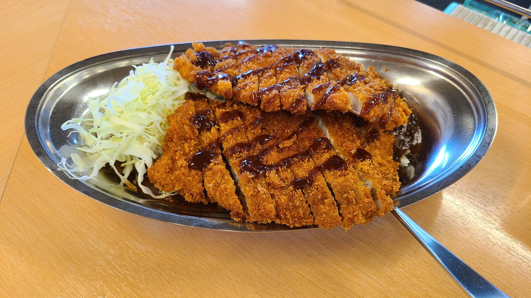 もりの里｜旨味あふれる四元豚カツと、さらりと味わう自慢のルー。「もりカレー」の黄金コンビ。